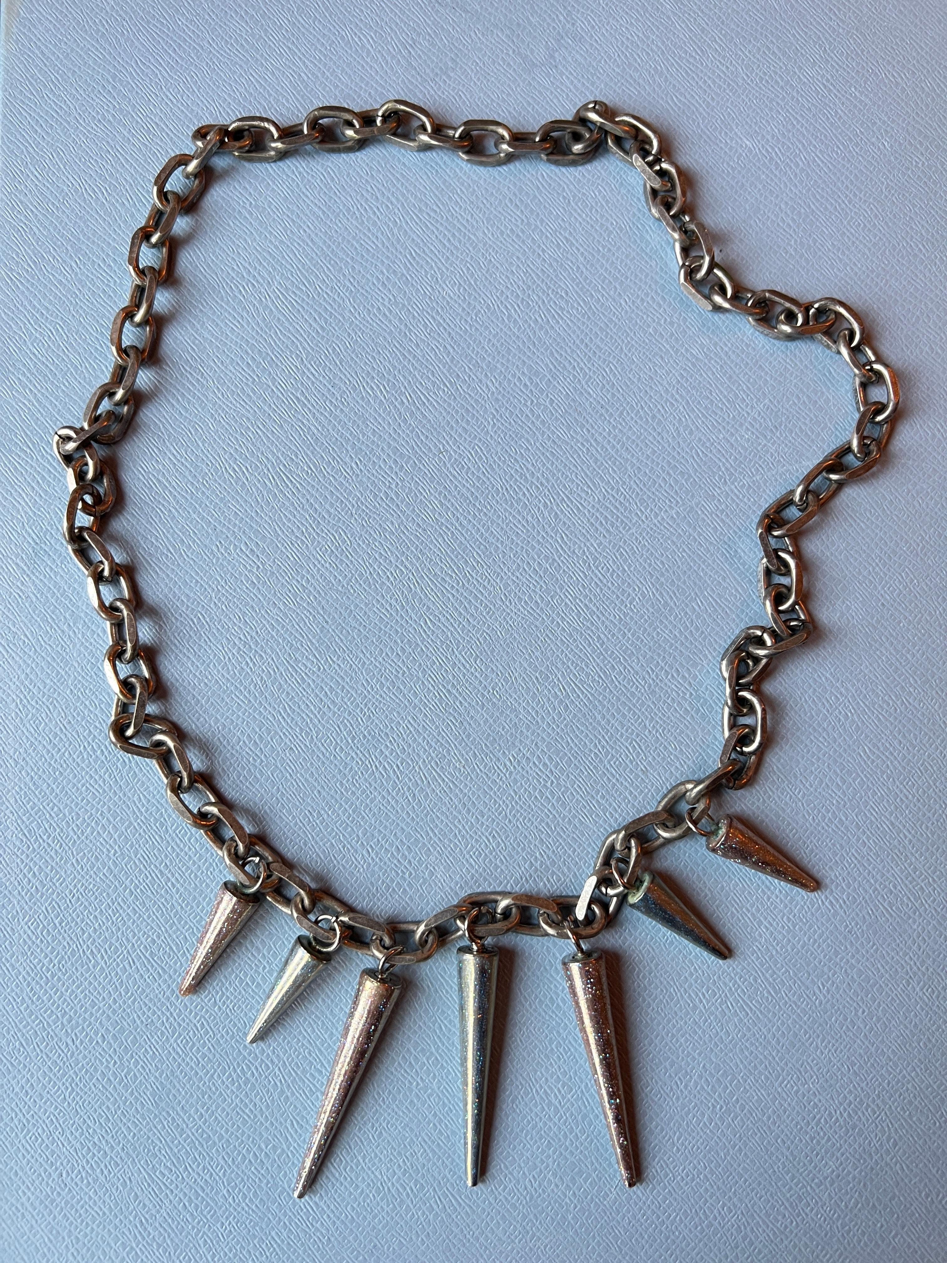 Questa collana a catena Chunky di J DAUPHIN è un raro pezzo vintage del 2008, realizzato a Parigi e mai indossato. Composto da sostanziose maglie di catena placcate in palladio, il design è punteggiato da molteplici borchie allungate dipinte a mano