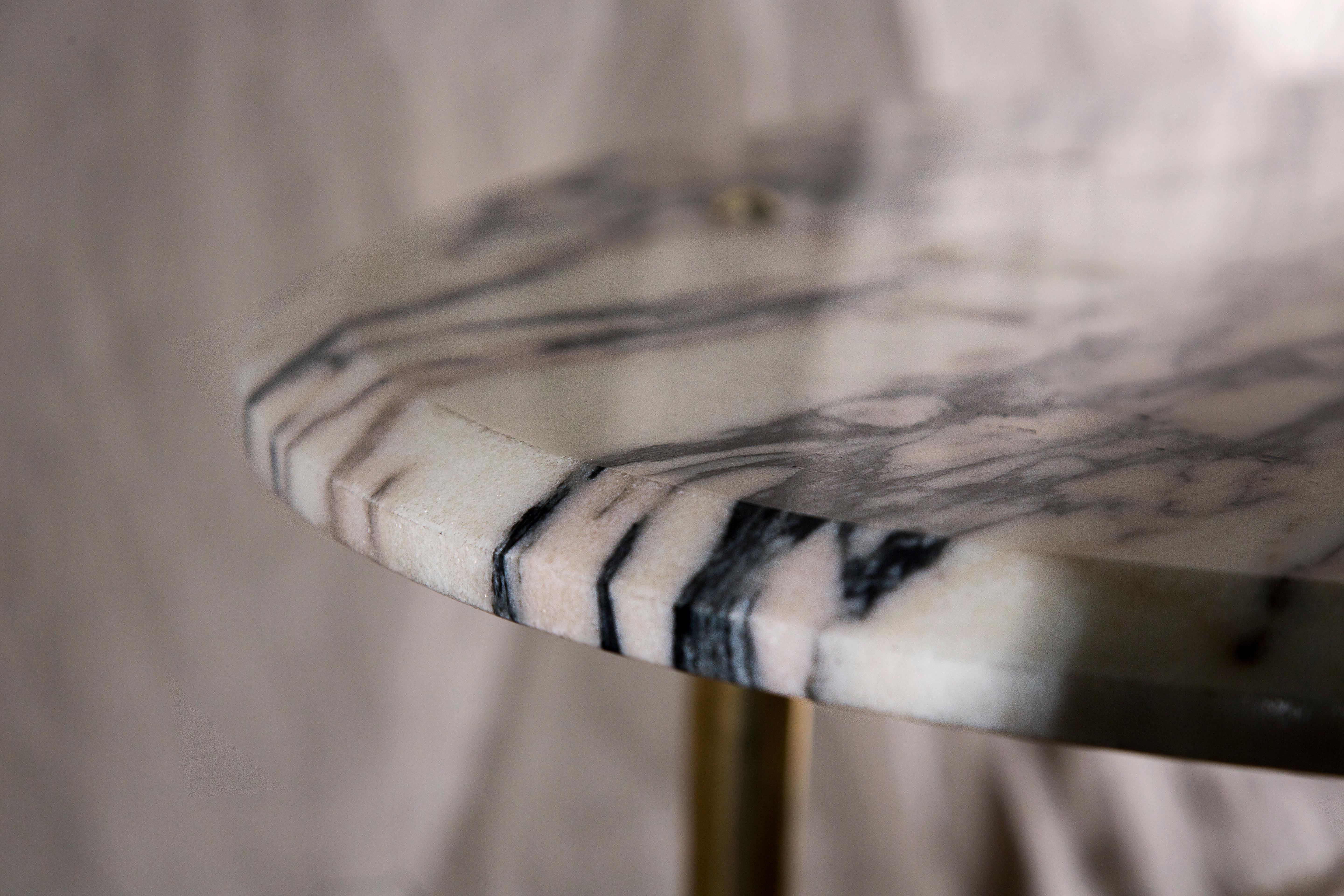 Britannique Table basse Stud en marbre Vulcanatta et laiton poli - Medium en vente