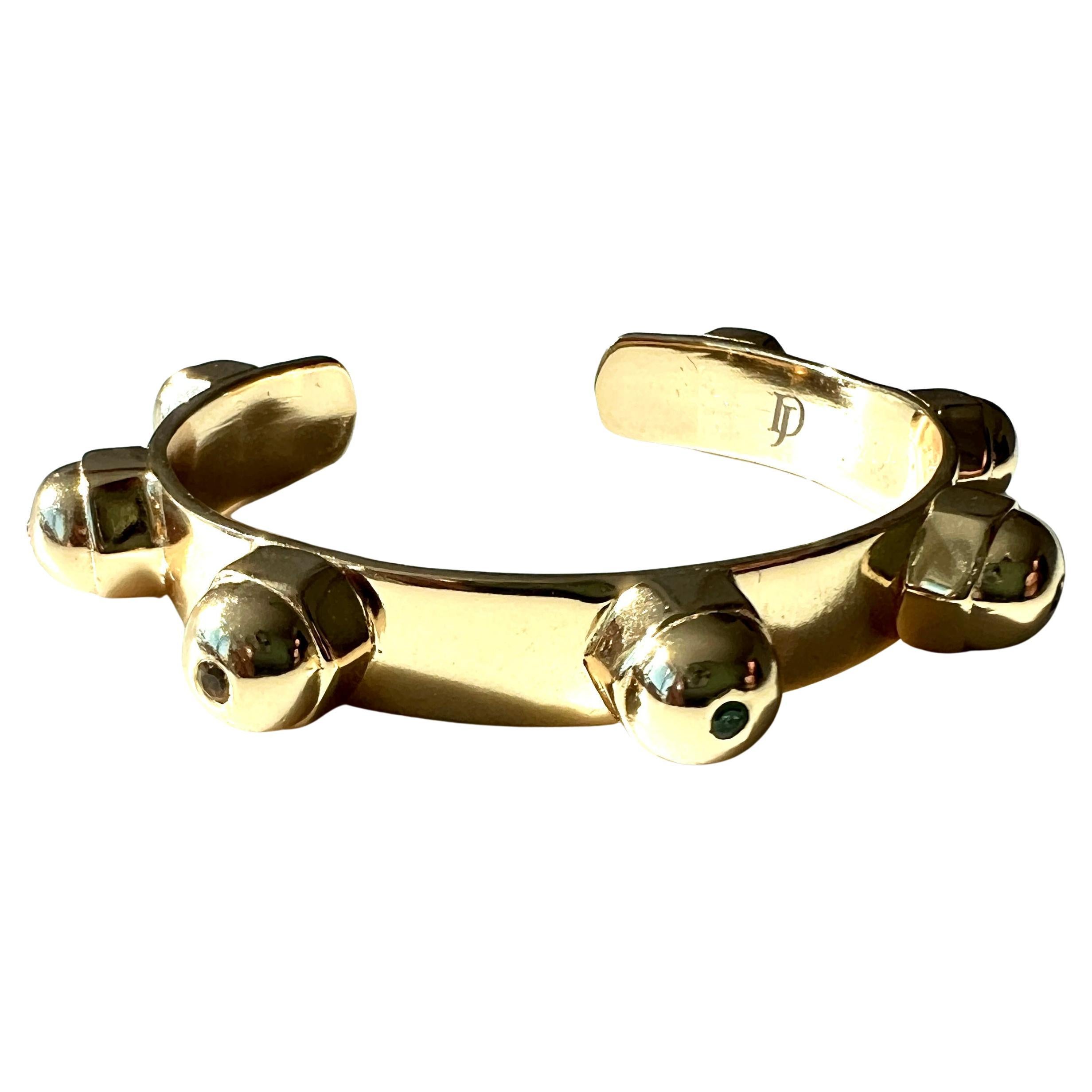 Bracciale con borchie in ottone placcato oro 14 carati 7 gemme che seguono i sette chakra, rubino, zaffiro arancione, zaffiro giallo,   Smeraldo, Zaffiro blu, Tanzanite e Diamante bianco

Marchio: J Dauphin

J DAUPHIN bracciale con borchie NEW