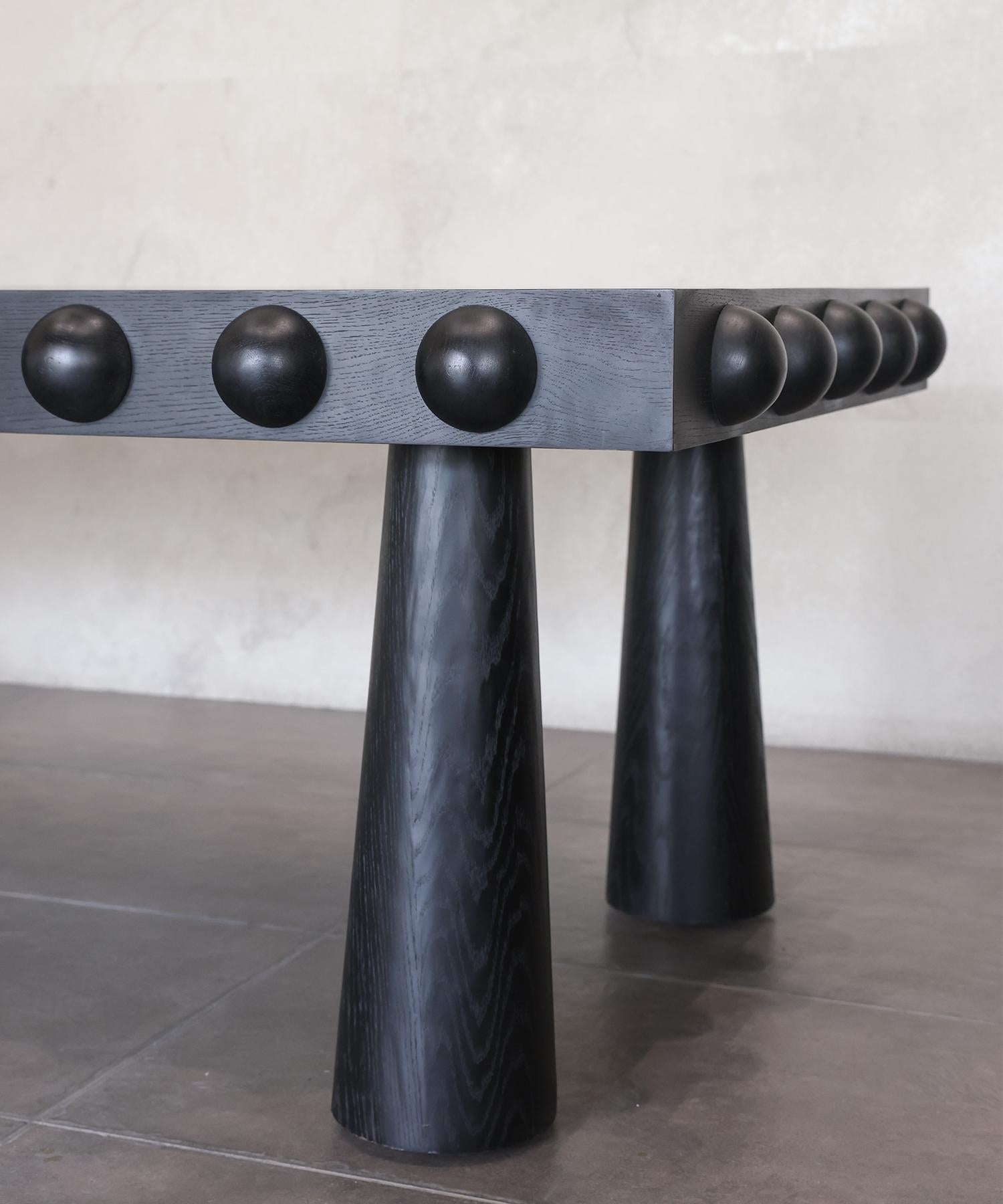 XXIe siècle et contemporain TABLE À MANGERUD - Chêne Ébène de SHO MODERN en vente