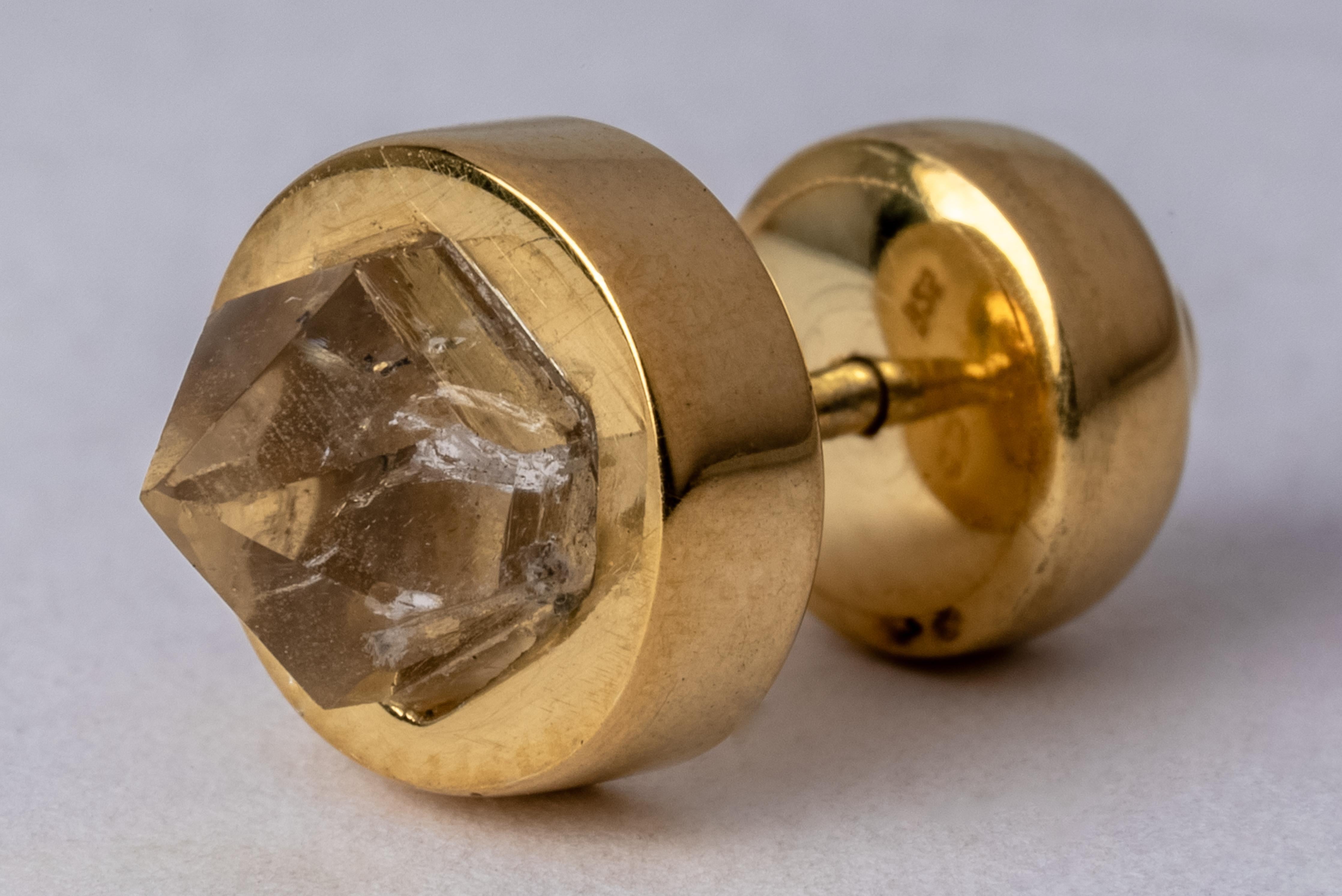 Stud earring in sterling silver and rough of herkimer diamond. The sterling silver substrate, polished, and electroplated with 18k yellow gold. We use facet-grade rough gemstones which means that the traditional intention of this rough material is