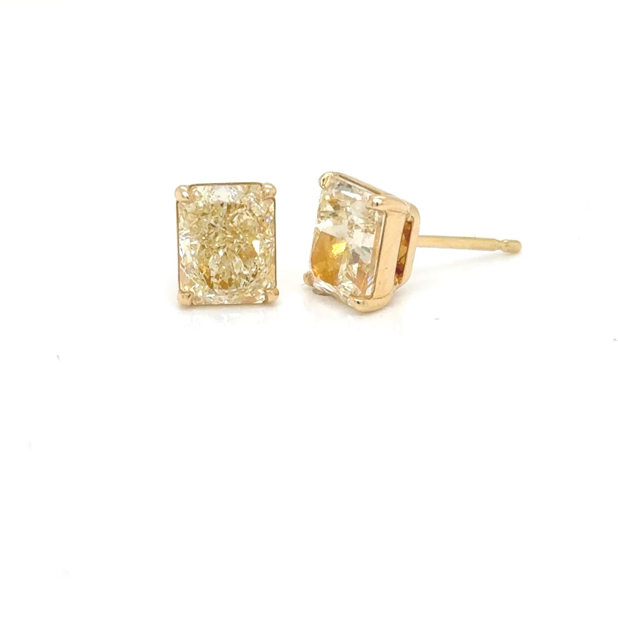 Réalisées en or jaune 18 carats lumineux, ces boucles d'oreilles exceptionnelles mettent en valeur 4,10 carats de diamants Fancy Yellow certifiés par le GIA, taillés de manière experte dans une forme rectangulaire à coins coupés saisissante. La