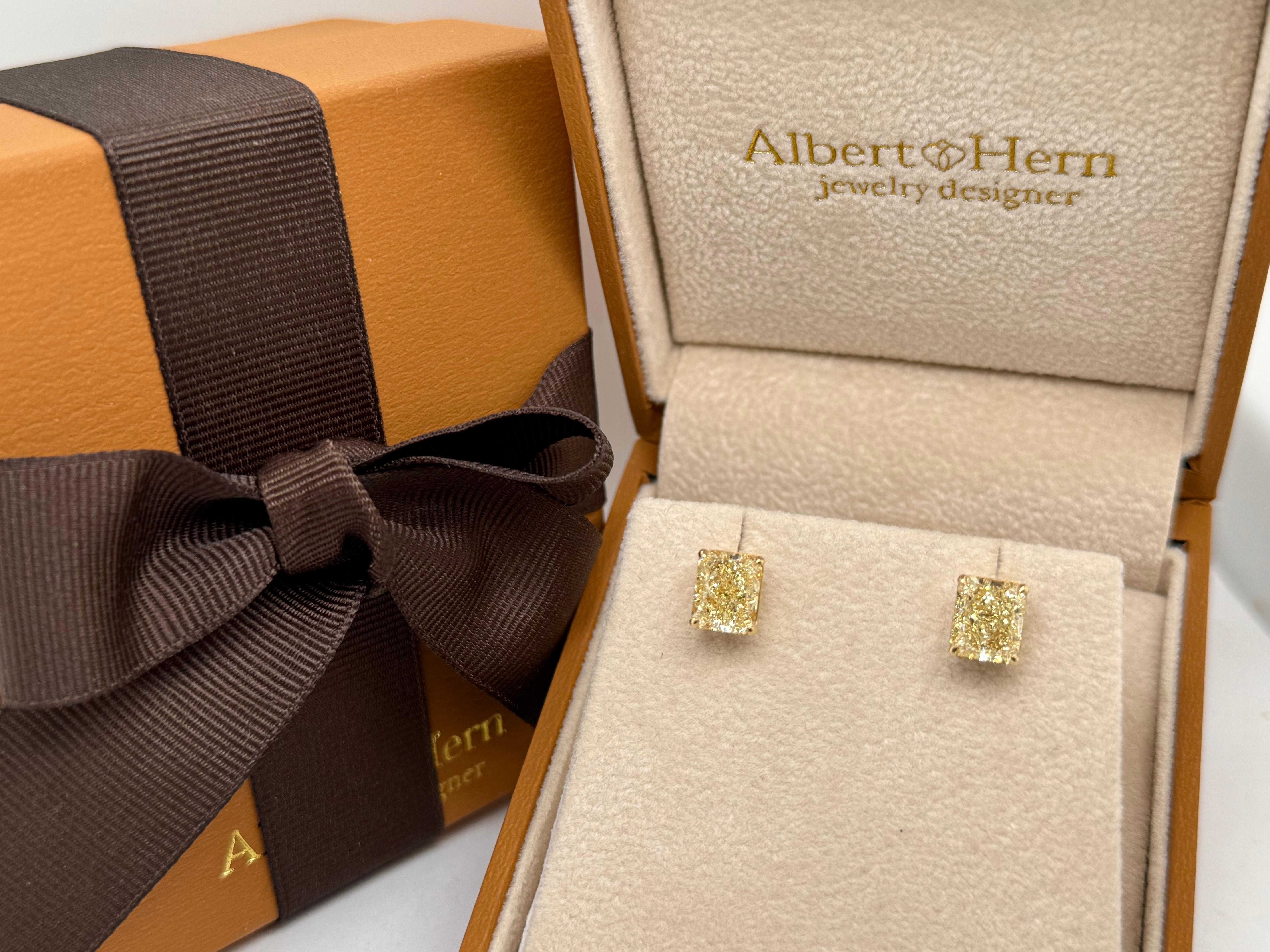 Contemporain Clous d'oreilles de 4,10 carats avec diamant jaune fantaisie certifié GIA en vente