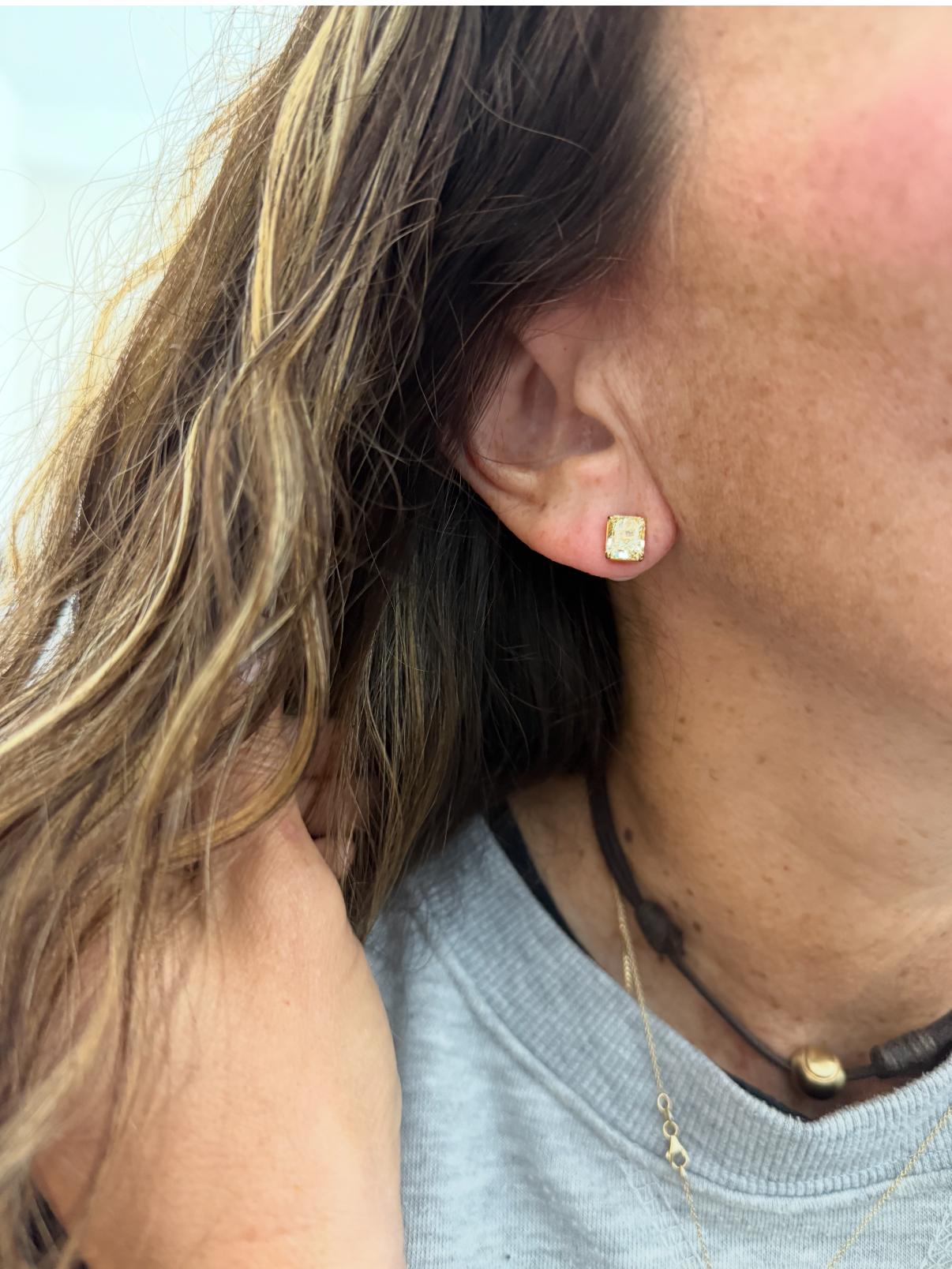 Taille émeraude Clous d'oreilles de 4,10 carats avec diamant jaune fantaisie certifié GIA en vente