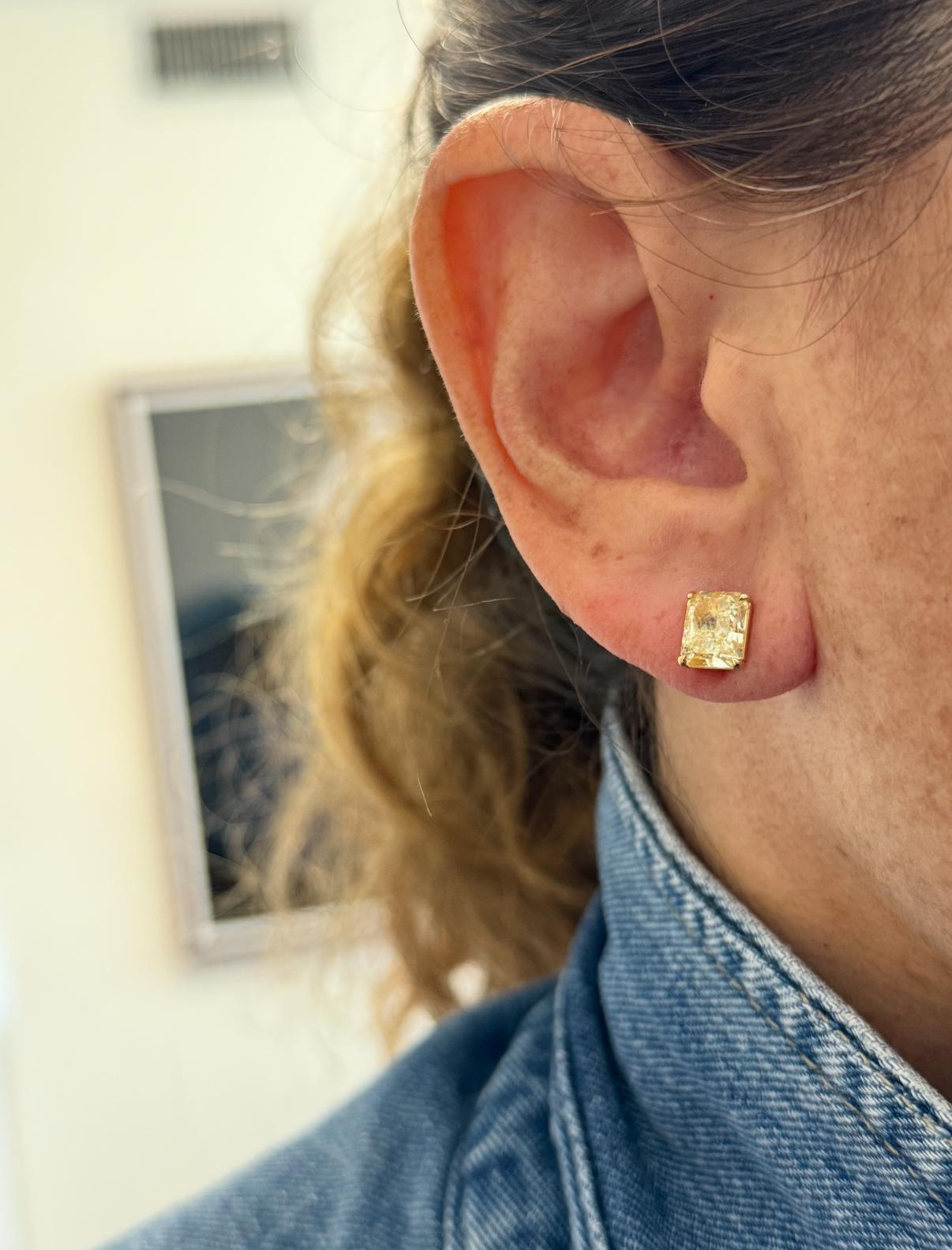 Clous d'oreilles de 4,10 carats avec diamant jaune fantaisie certifié GIA Neuf - En vente à Miami, FL