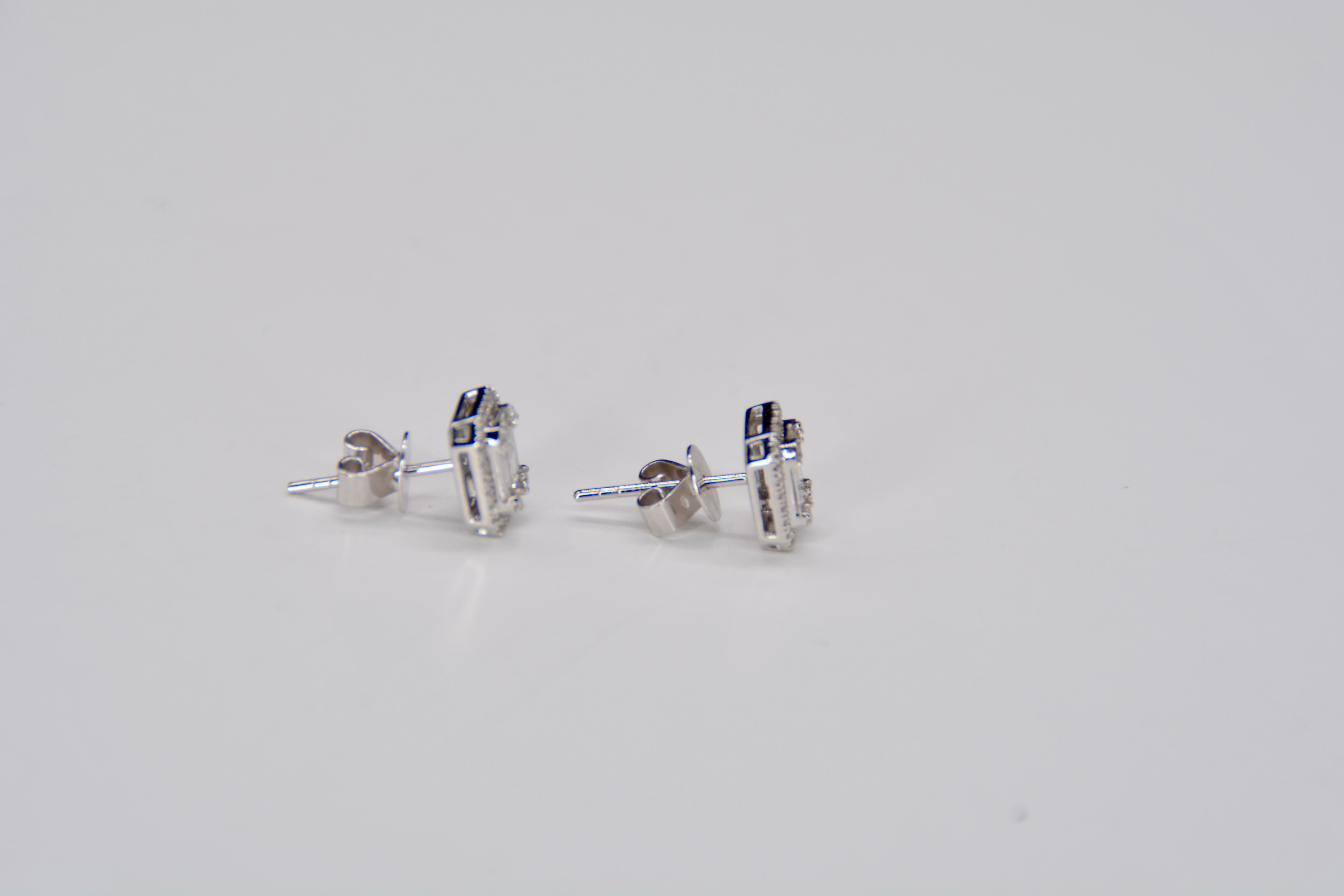 Ohrstecker Diamant Smaragdschliff 

Ein schönes Paar Ohrstecker vereint Eleganz und Rundung. Diese Ohrringe bestehen aus 66 Diamanten und kombinieren sowohl Diamanten im Smaragd- als auch im Brillantschliff. Ihr Glanz vervielfacht sich, um in Ihren