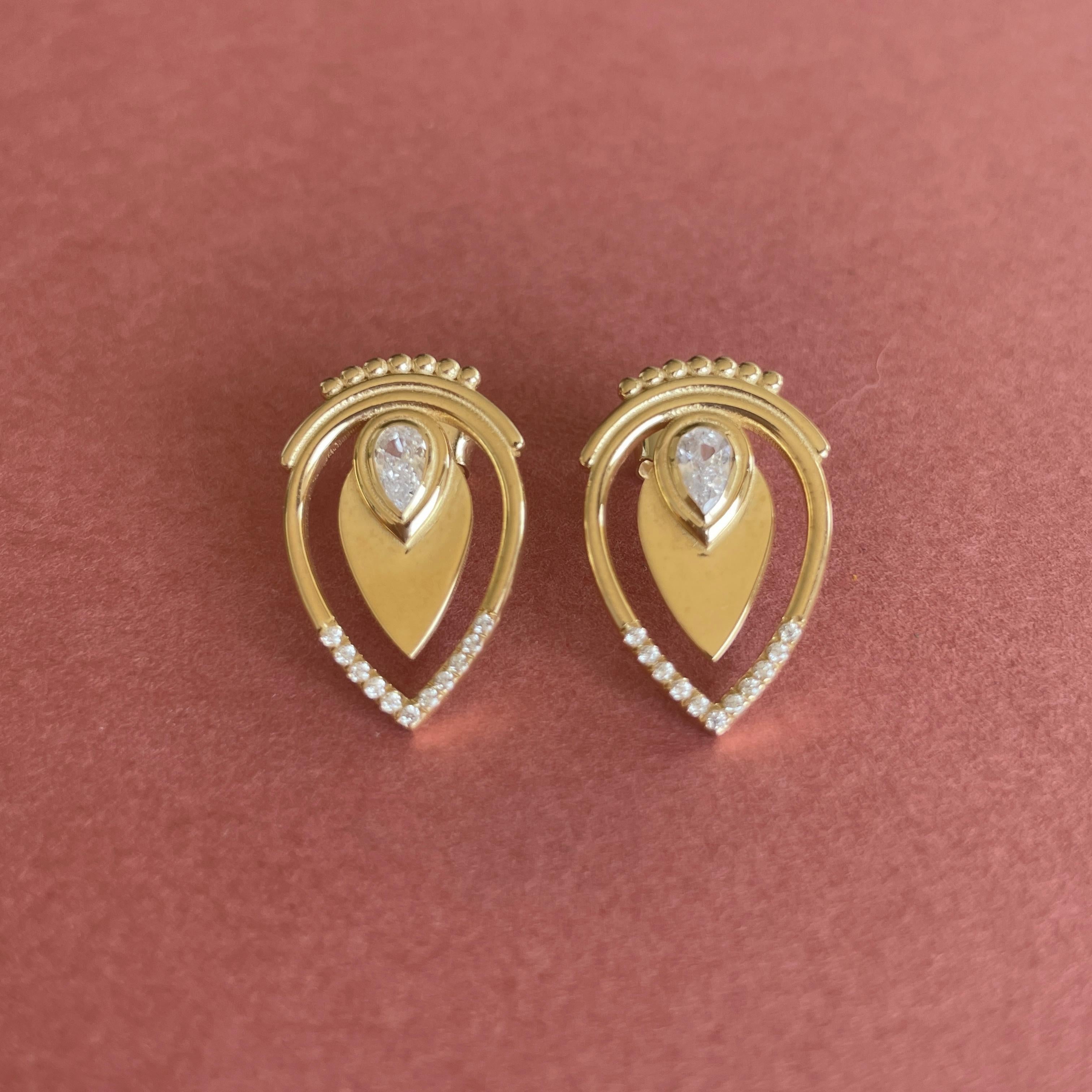 Contemporary Stud Earrings in 18 Karat Yellow Gold with Pear-shaped Diamonds For Sale
