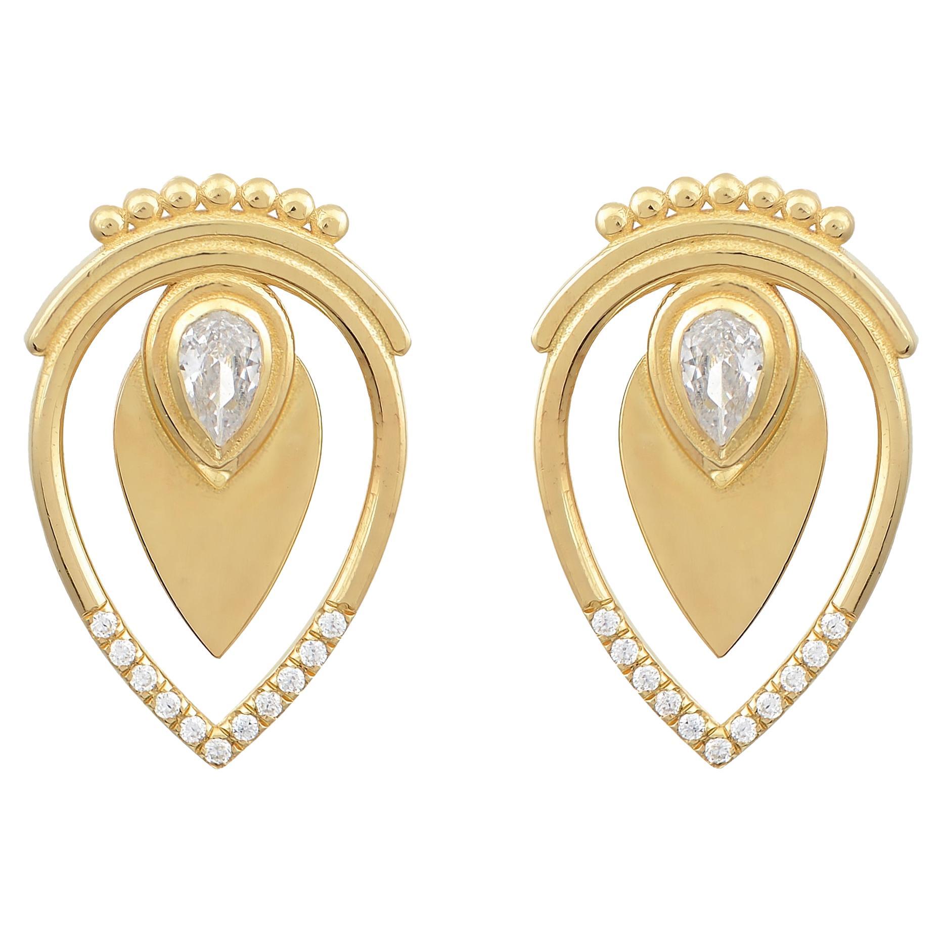 Stud Earrings in 18 Karat Yellow Gold with Pear-shaped Diamonds For Sale