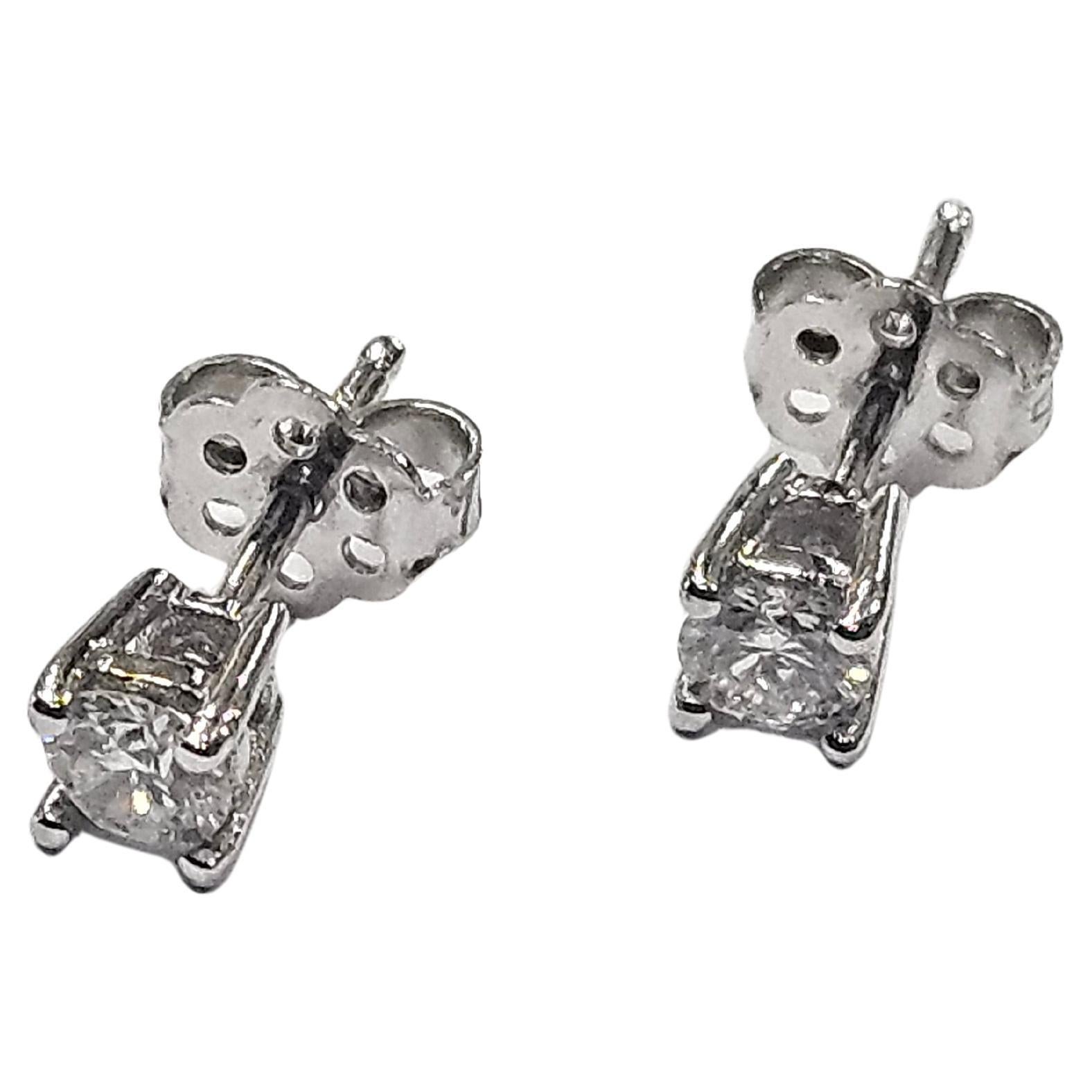 Zarte Ohrringe aus 18 Karat Weißgold. Runder Gewindesockel und Galerie. Mit zwei Diamanten von je 0,21 Karat, geschätzter Durchmesser (3,91-3,90) x 2,25 mm. Sehr guter Schnitt und Proportionen und Politur.  Gesamtgewicht 0,42 ct.  Klarheit Vs1 und