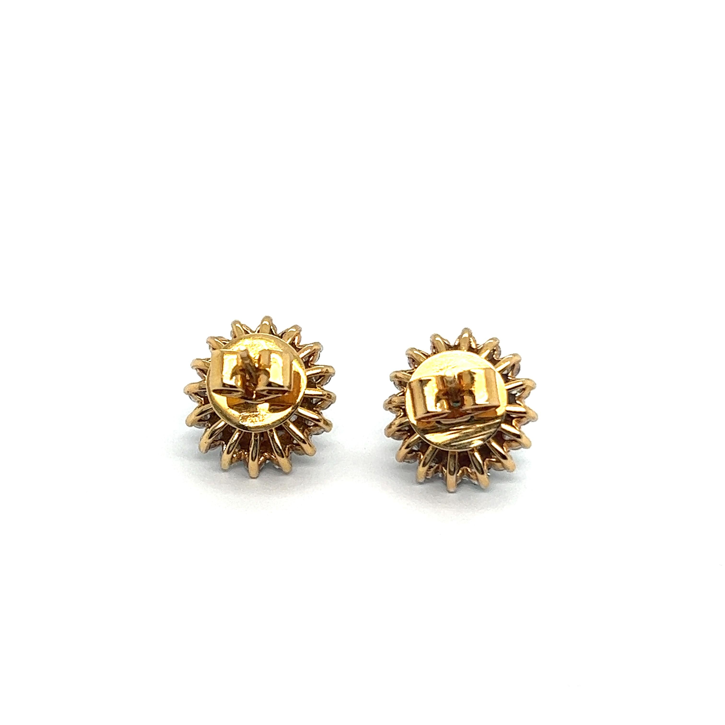 Stud Earrings with Emeralds & Diamonds in 18 Karat Yellow Gold In Good Condition For Sale In Lucerne, CH