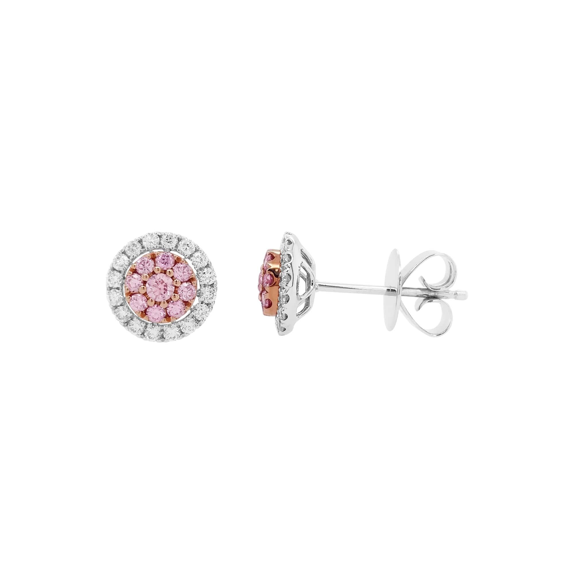 Wie das erste Licht der Morgendämmerung, das den Horizont küsst, leuchten diese rosafarbenen Diamanten sanft, umhüllt von einem Heiligenschein aus weißen Diamanten, die wie Morgentau schimmern. Ein Meisterwerk aus Natur und Eleganz.

Natürliche rosa