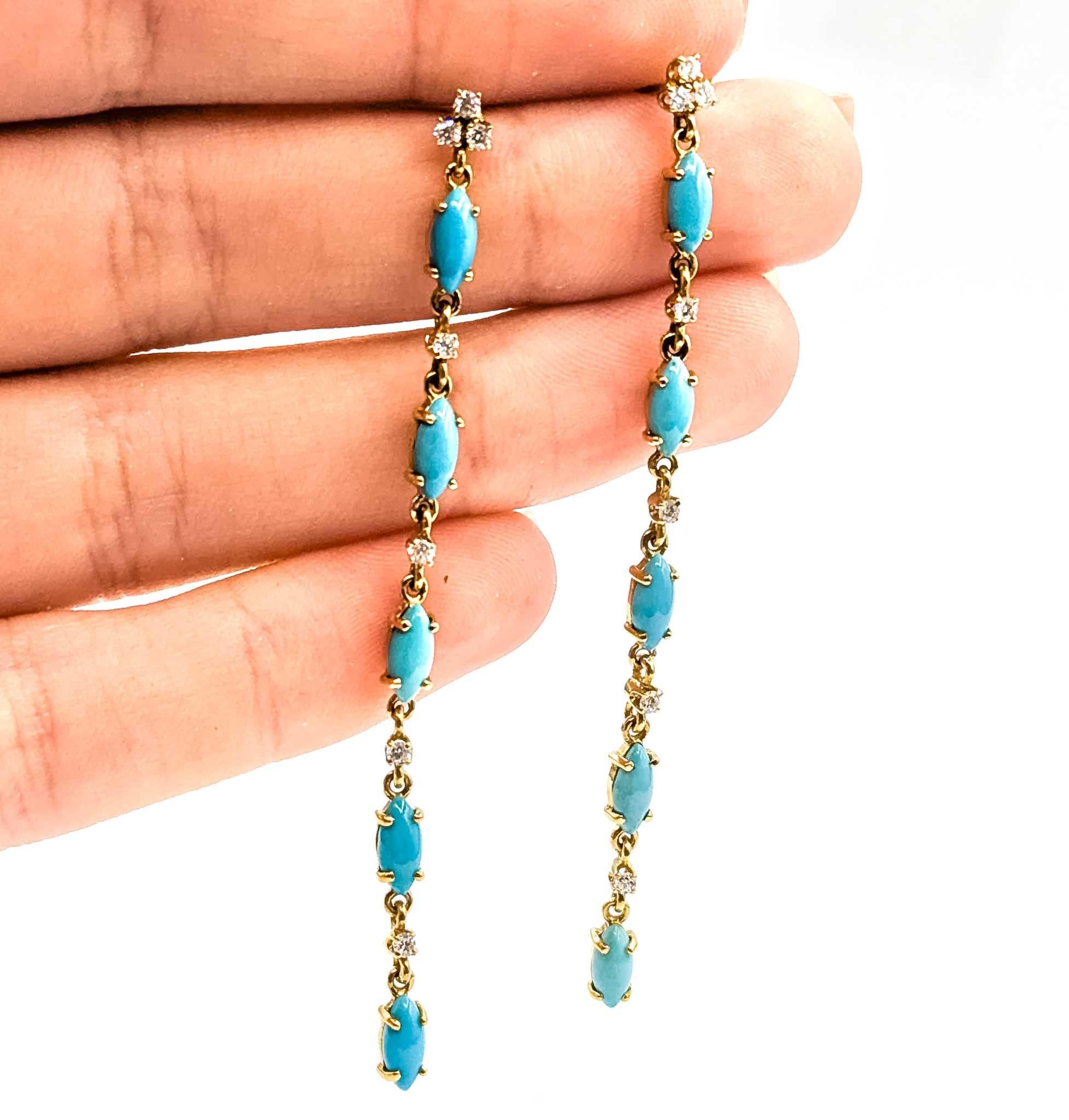 Orecchini pendenti con turchese e diamanti in oro giallo 14k

Questi orecchini sono realizzati in oro giallo 14k e presentano turchesi incastonati, con un design a pendente e a perno. I turchesi sono in totale 1,0ctw. I diamanti rotondi ammontano a