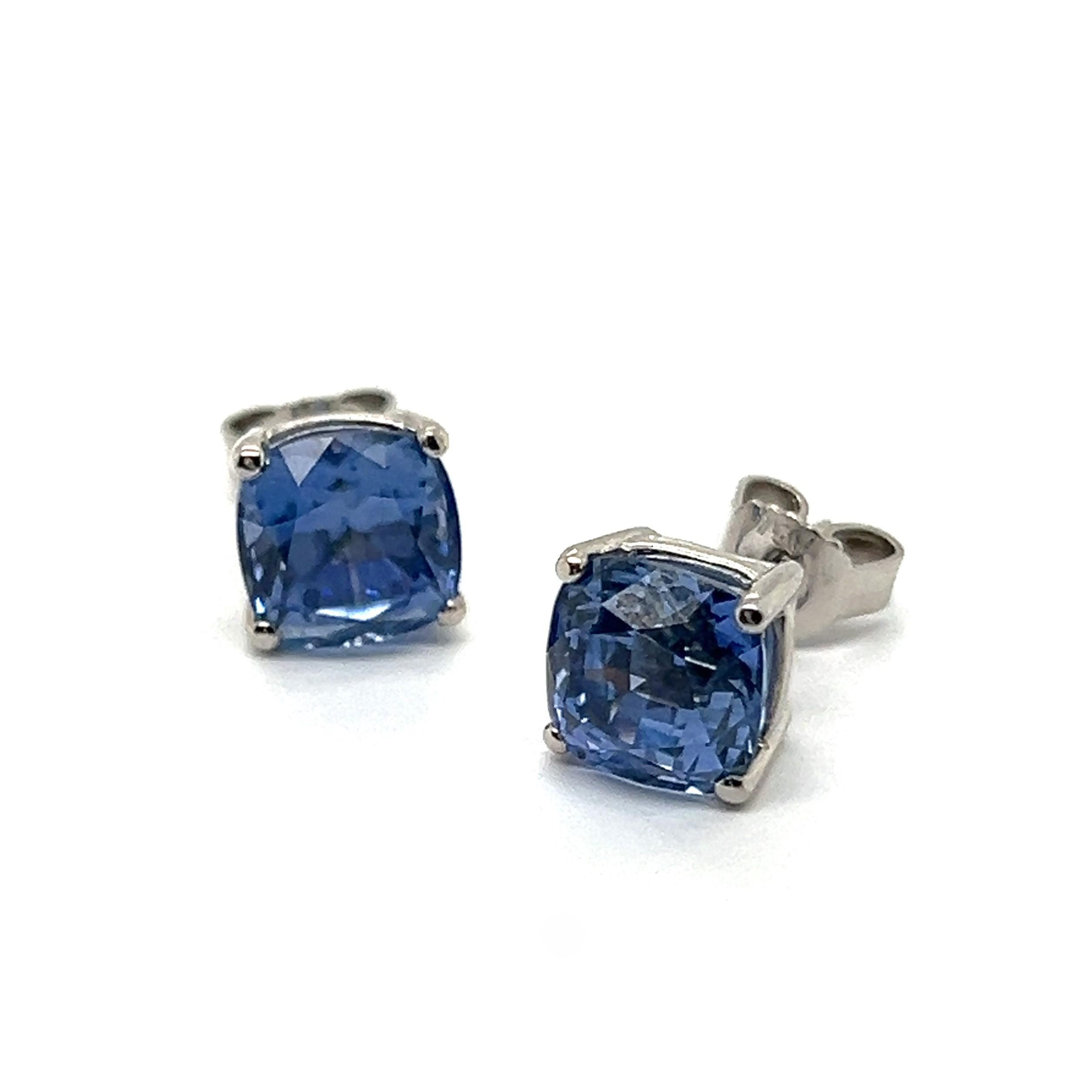 Modern Studd Earrings with unheated Sapphires in 18 Karat White Gold For Sale