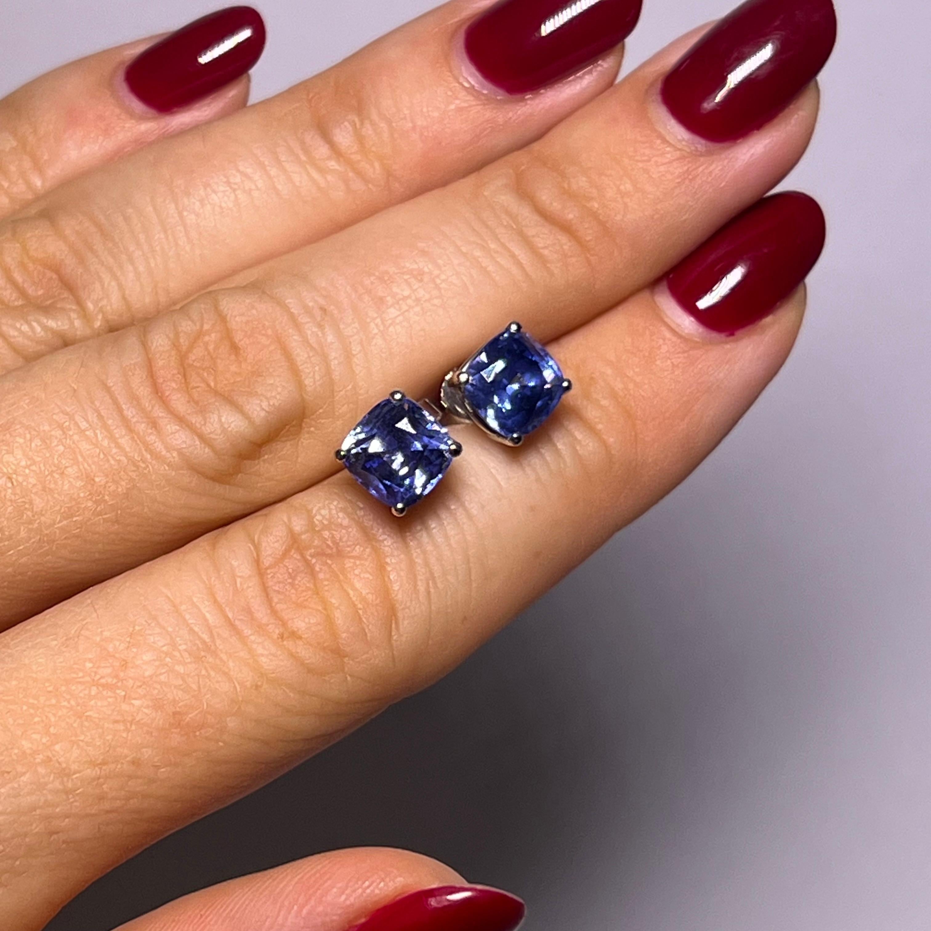 Women's or Men's Studd Earrings with unheated Sapphires in 18 Karat White Gold For Sale