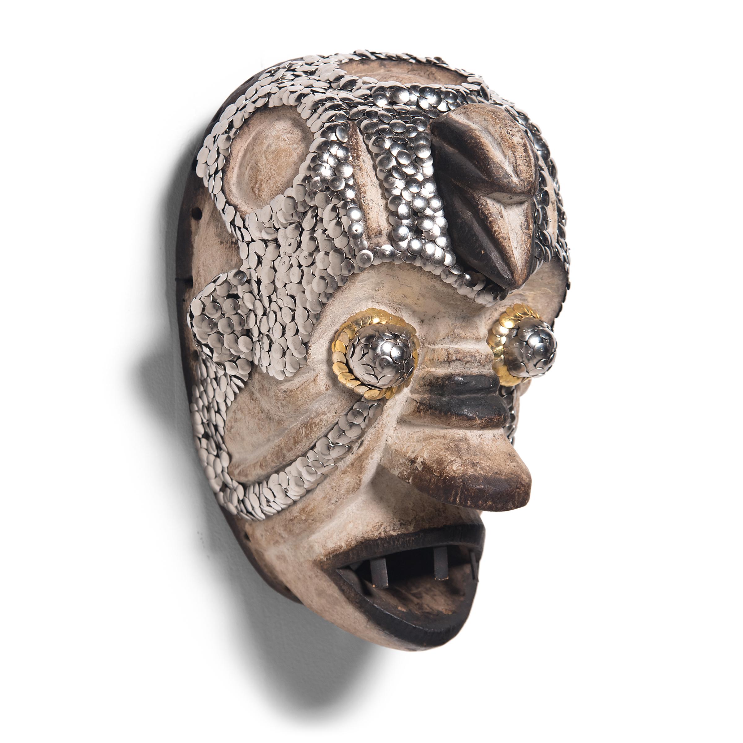 Afrikanische Maske mit Nieten von Brian Stanziale (Gemalt) im Angebot