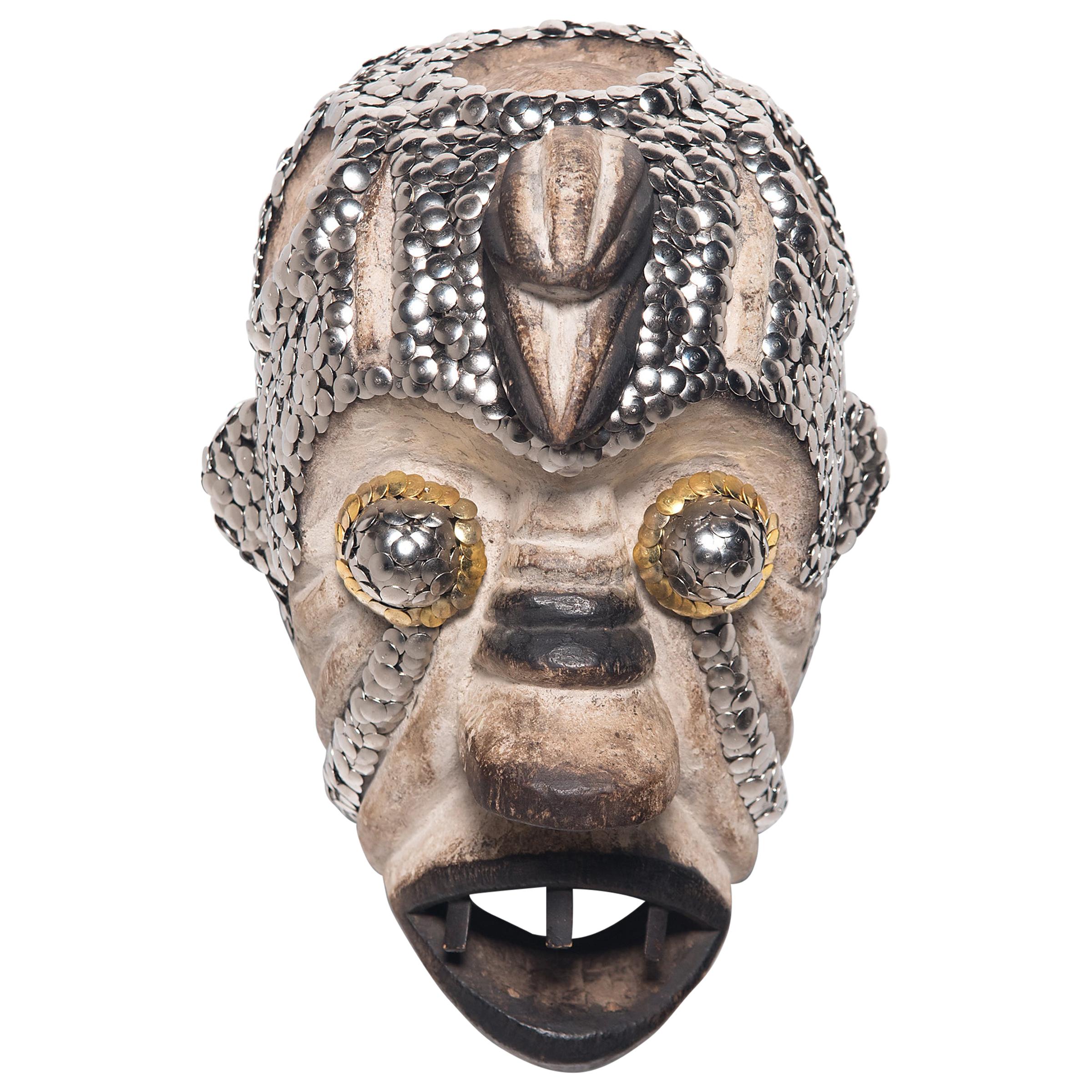 Afrikanische Maske mit Nieten von Brian Stanziale im Angebot