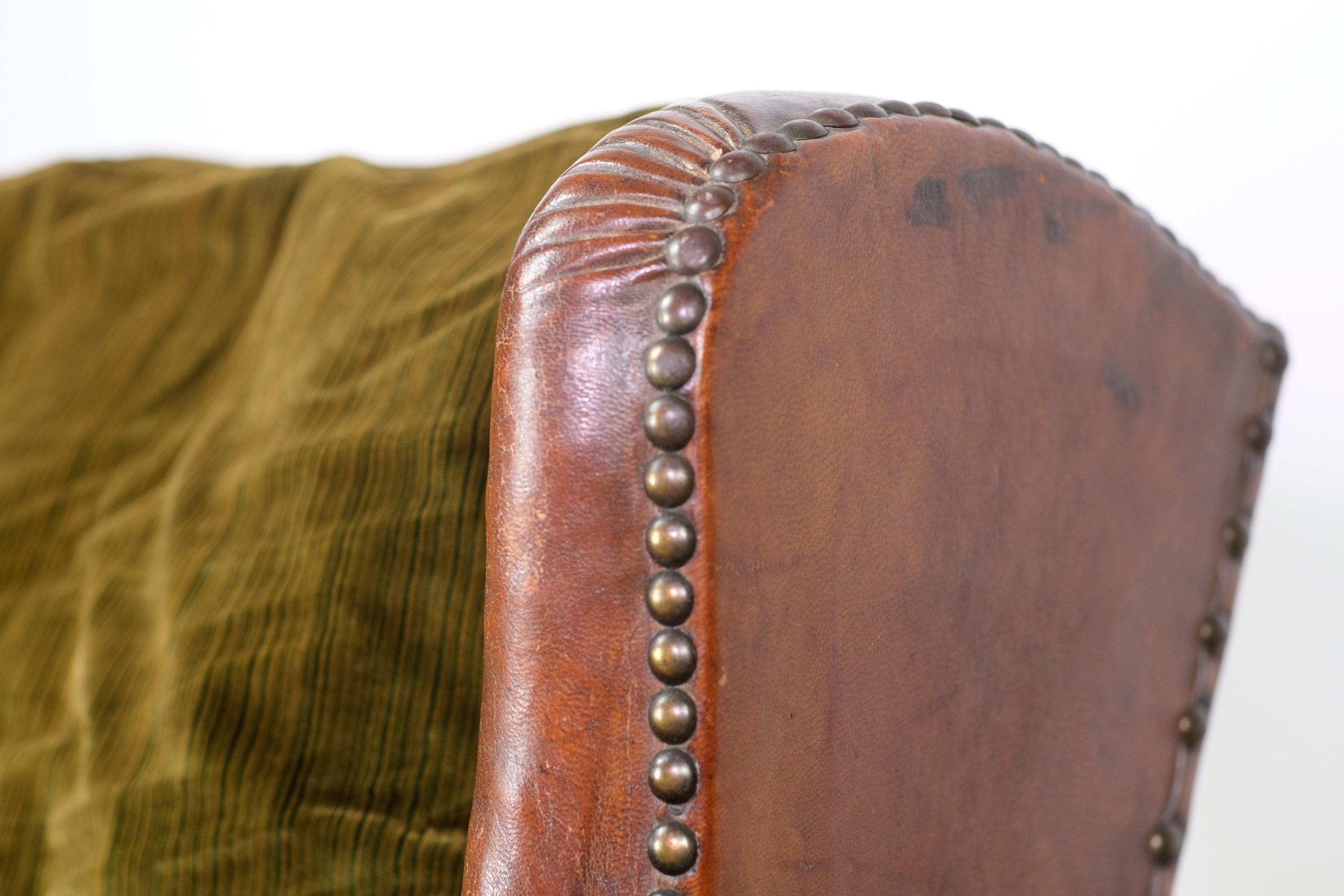 round leather chair