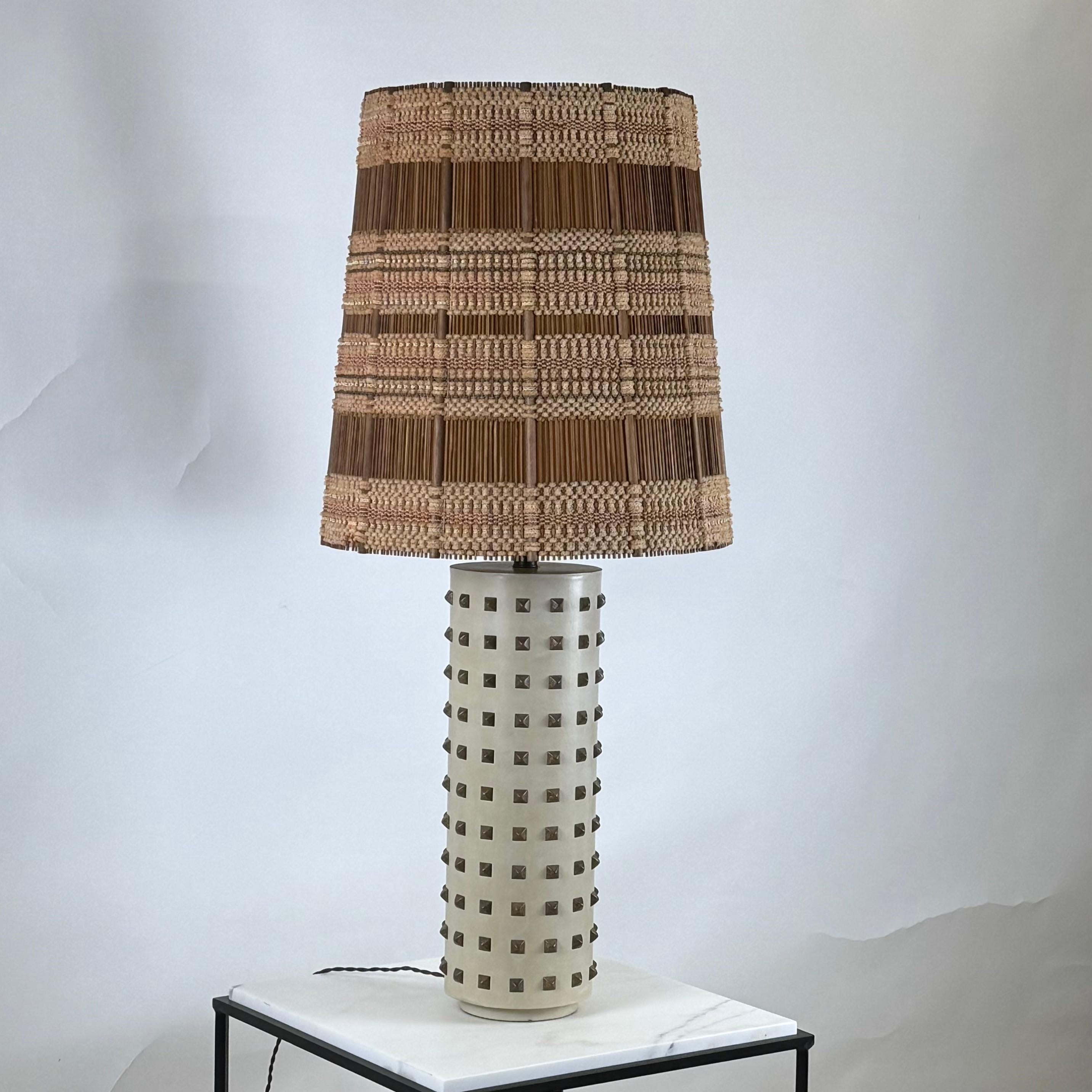 Lámpara de mesa de cuero crema tachonado con pantalla original Maria Kipp Moderno orgánico en venta