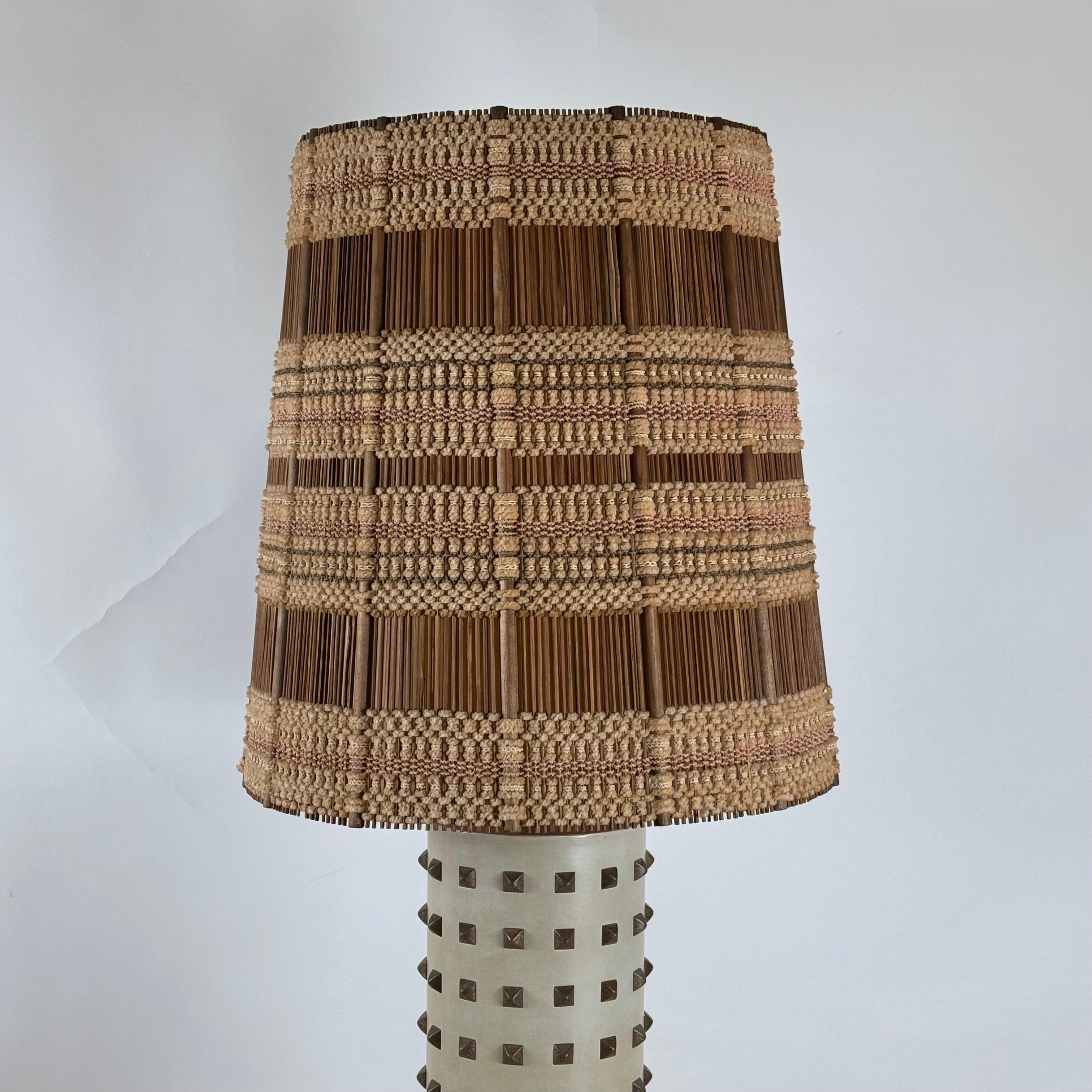 Lámpara de mesa de cuero crema tachonado con pantalla original Maria Kipp Appliqué en venta