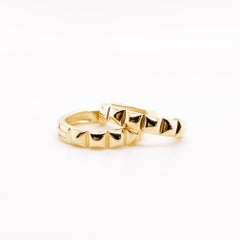 Orecchini Huggie con borchie in oro giallo 14K Orecchini a cerniera