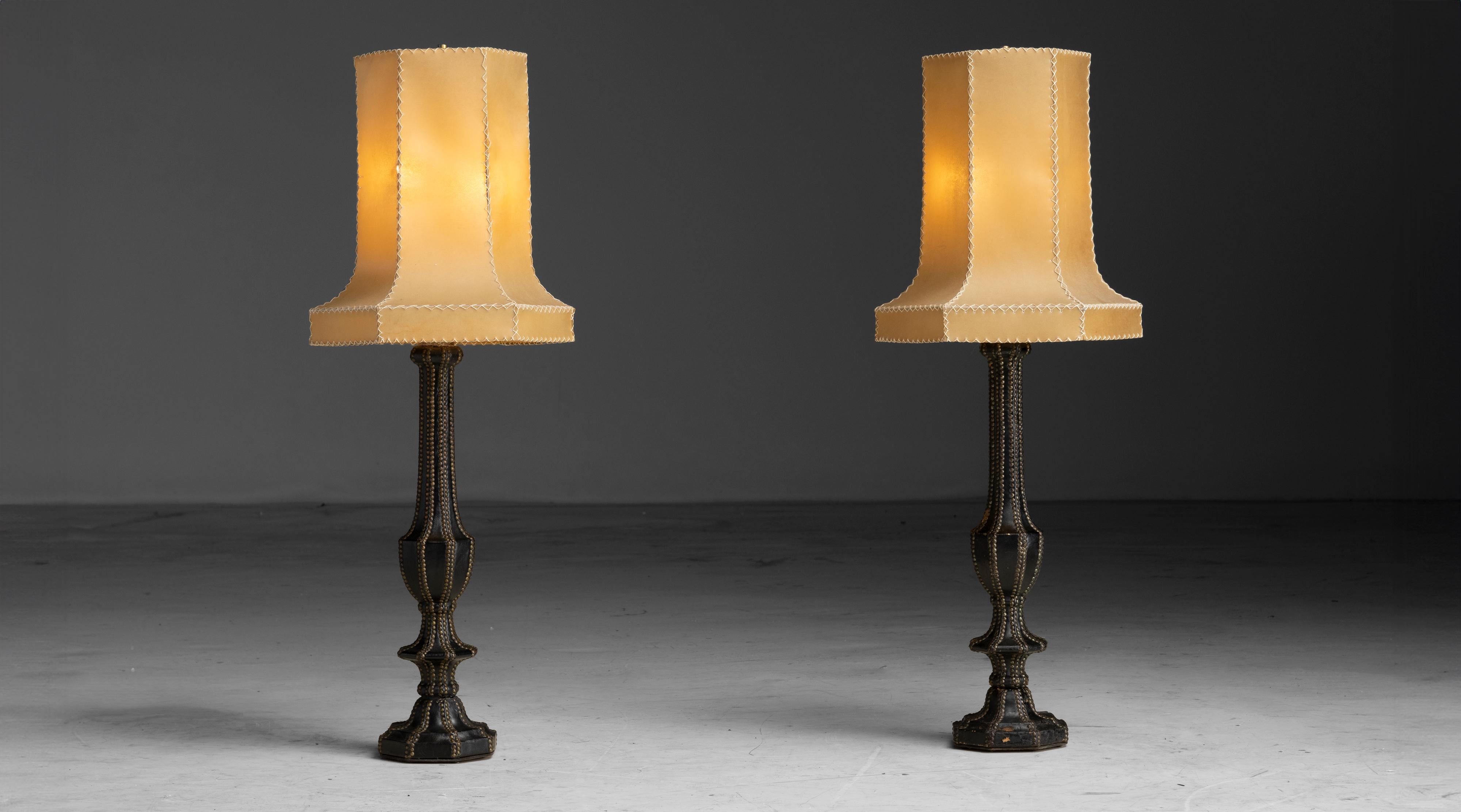 Lampes de table en cuir
Italie, 1930
Socles en bois tourné recouverts de cuir clouté, avec abat-jour en résine.
11 