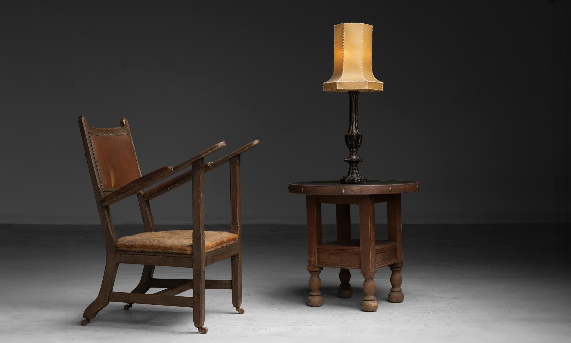 Moderne Lampes de table en cuir clouté avec abat-jour en résine, Italie vers 1930
