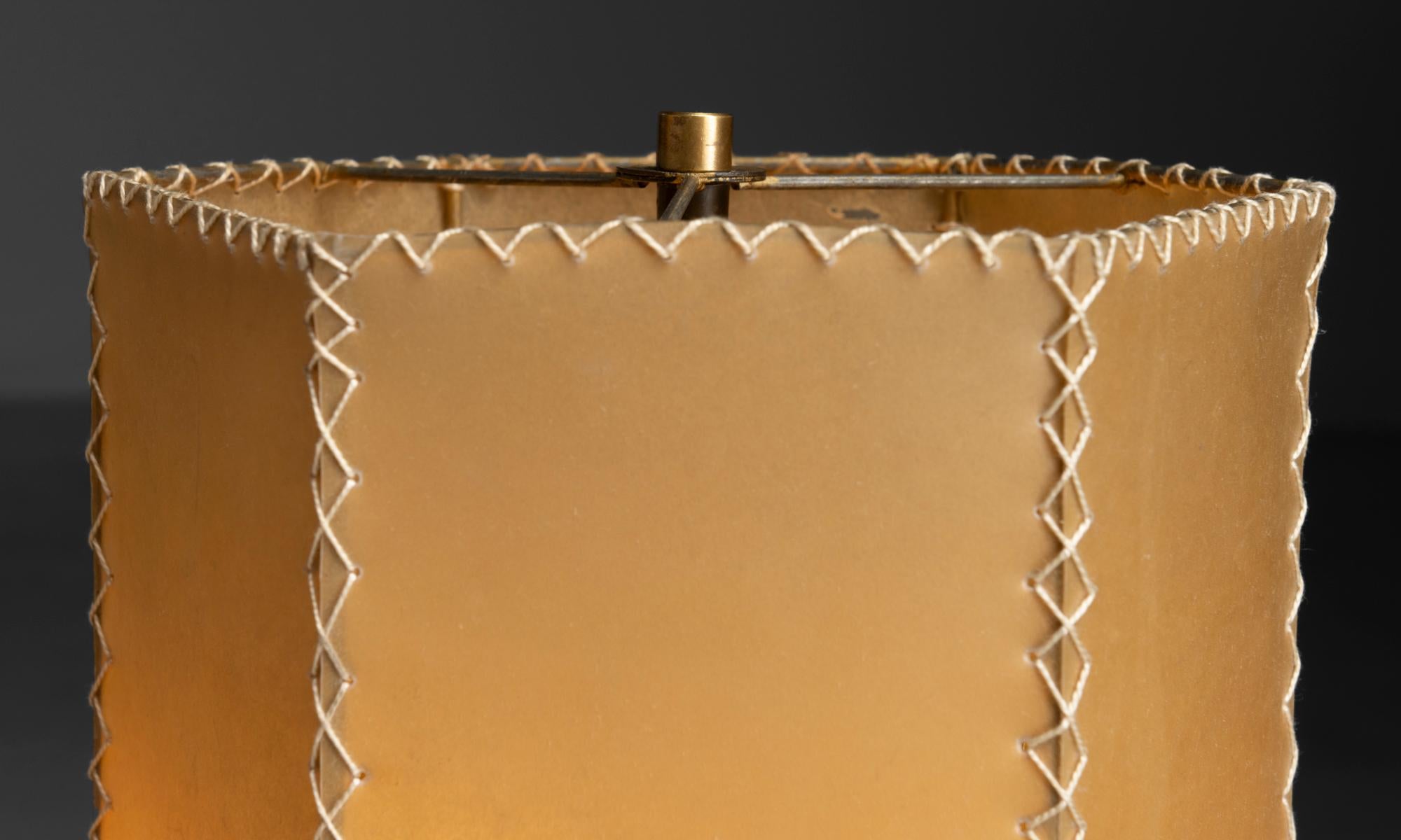 Lampes de table en cuir clouté avec abat-jour en résine, Italie vers 1930 Bon état à Culver City, CA