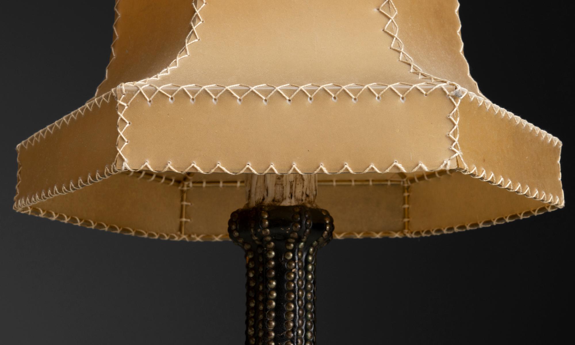 Milieu du XXe siècle Lampes de table en cuir clouté avec abat-jour en résine, Italie vers 1930