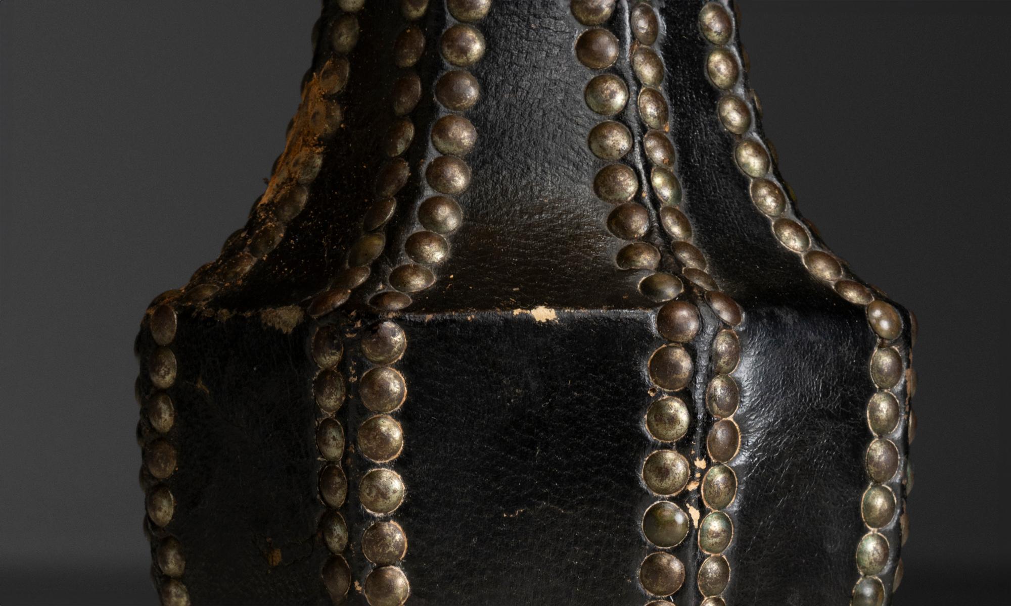 Lampes de table en cuir clouté avec abat-jour en résine, Italie vers 1930 1
