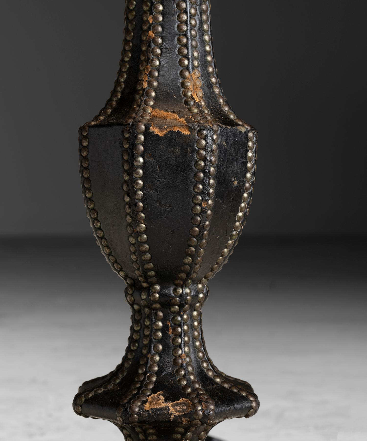 Lampes de table en cuir clouté avec abat-jour en résine, Italie vers 1930 2
