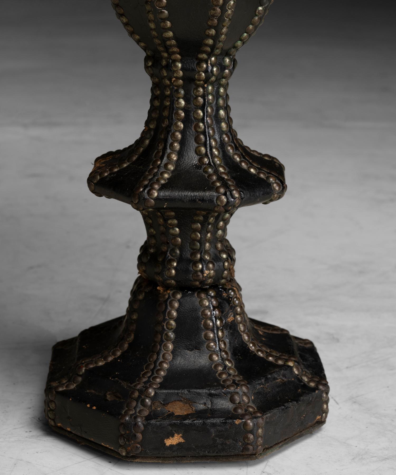 Lampes de table en cuir clouté avec abat-jour en résine, Italie vers 1930 3