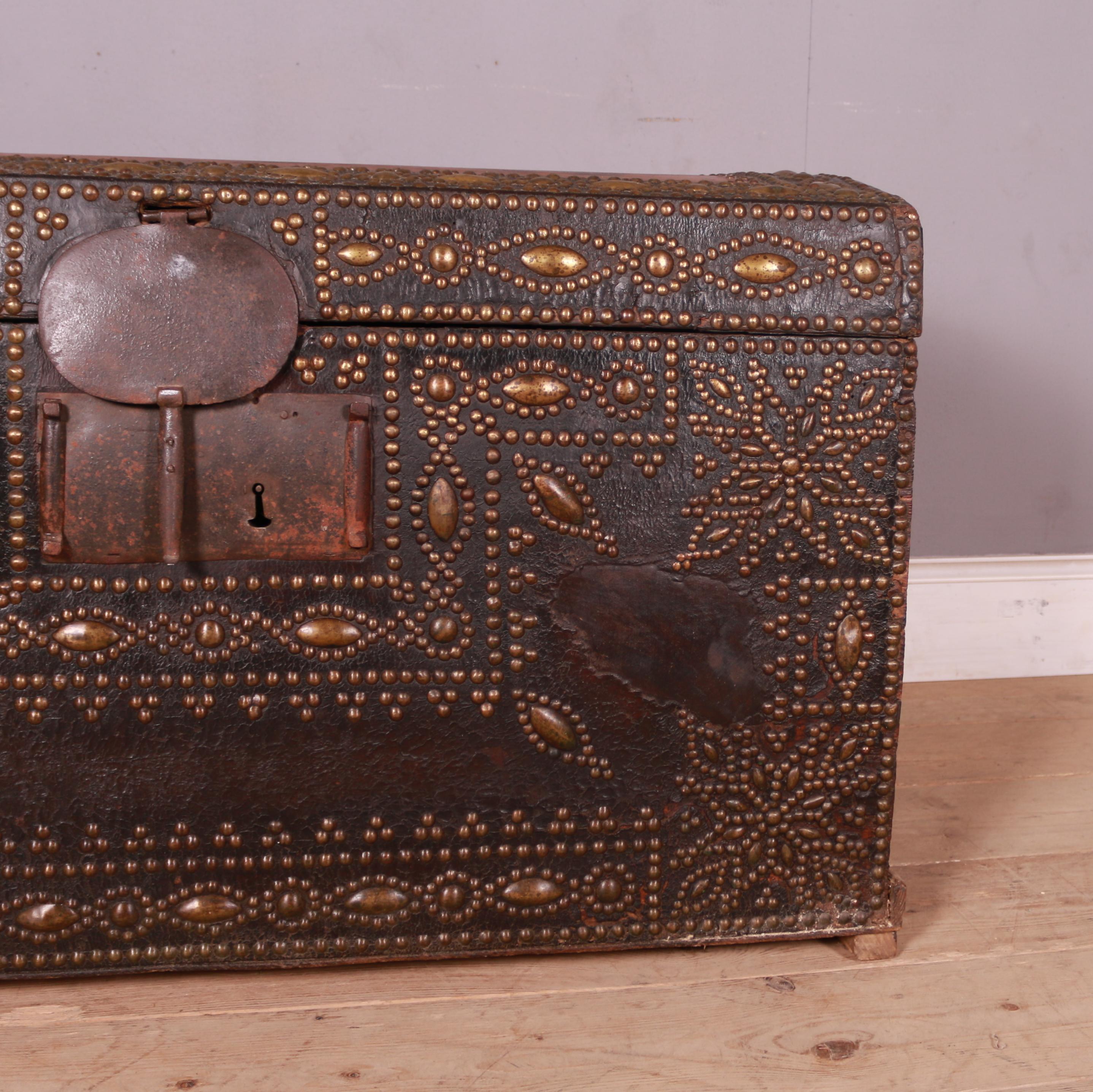 Studded Leather Travel Chest In Good Condition For Sale In Leamington Spa, Warwickshire