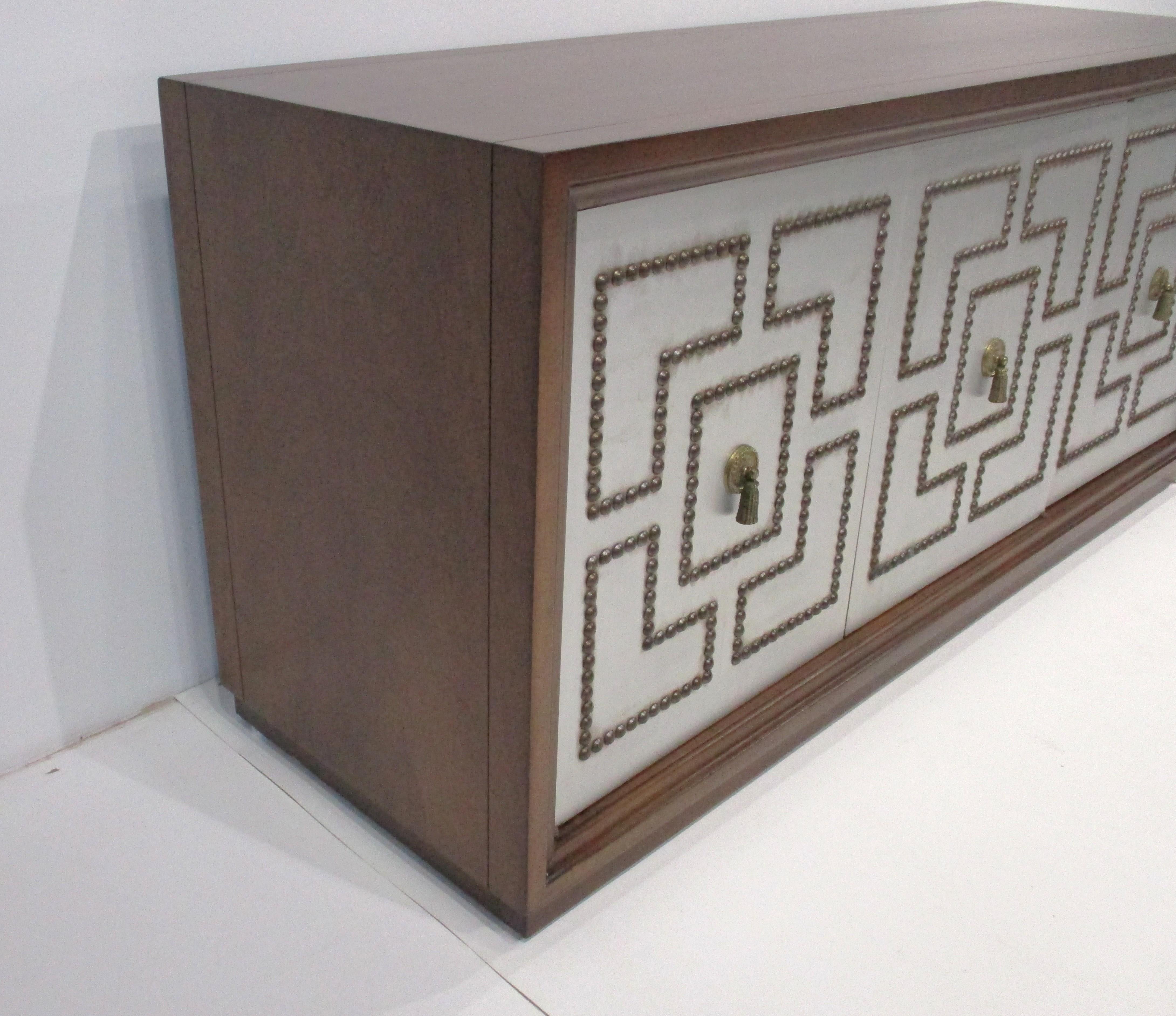 Mid-Century Modern Crédence en métal clouté et noyer de style Tommi Parzinger en vente