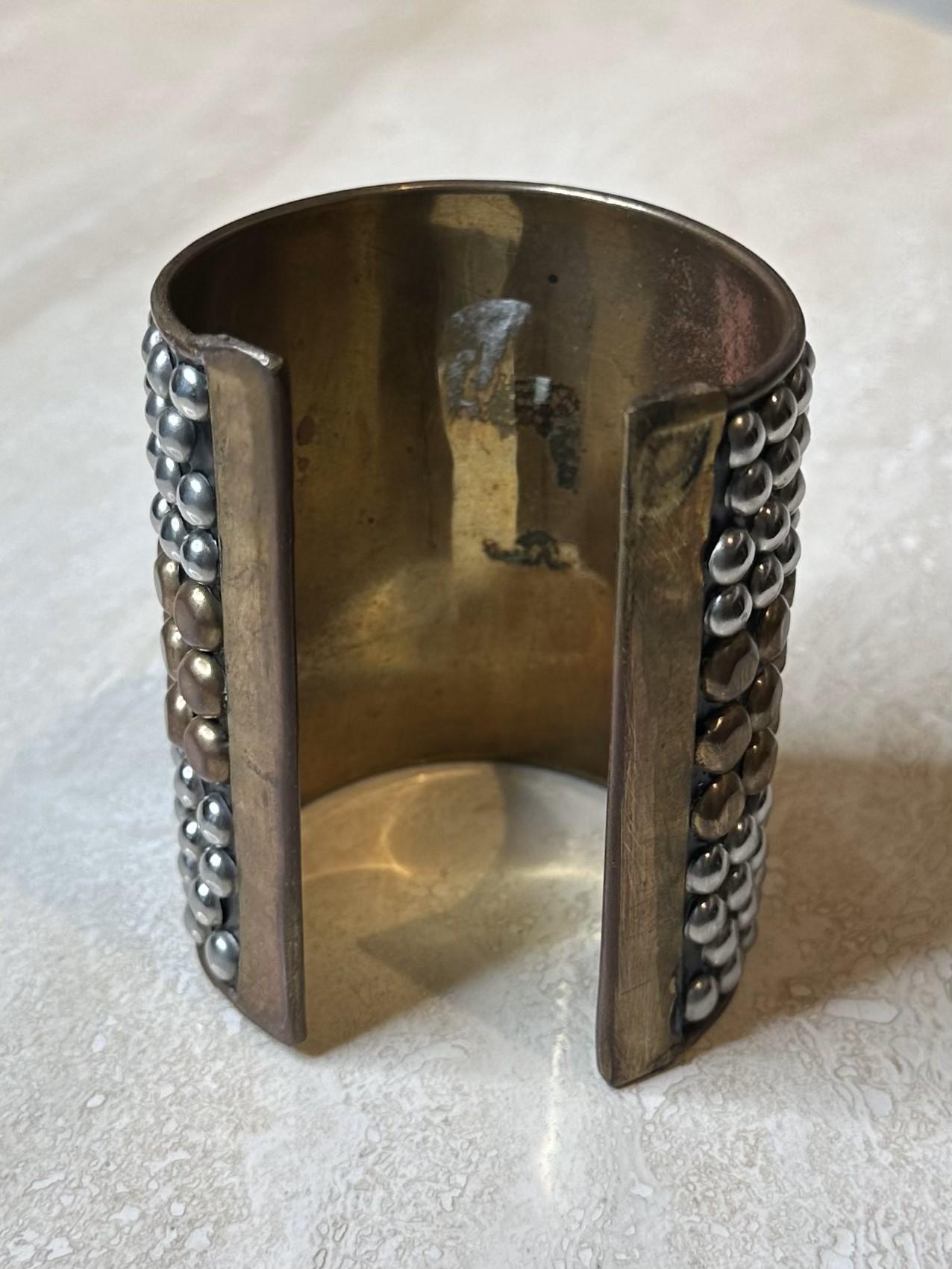 Regency Braccialetto vintage in ottone e argento con borchie Boho in vendita