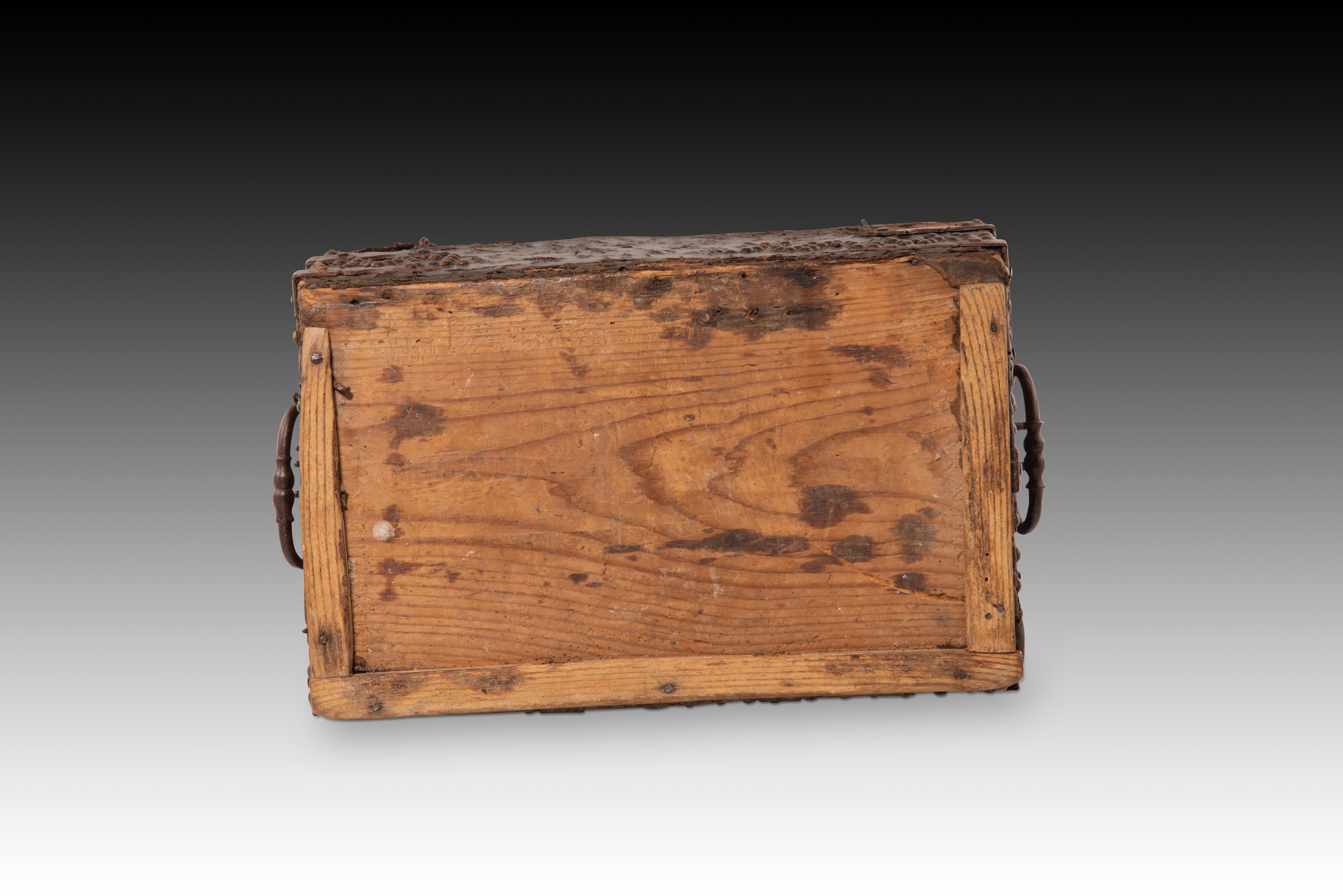 Tronco tachonado. Madera, cuero, metal. España, siglo XVIII. en Bastante bueno estado para la venta en Madrid, ES