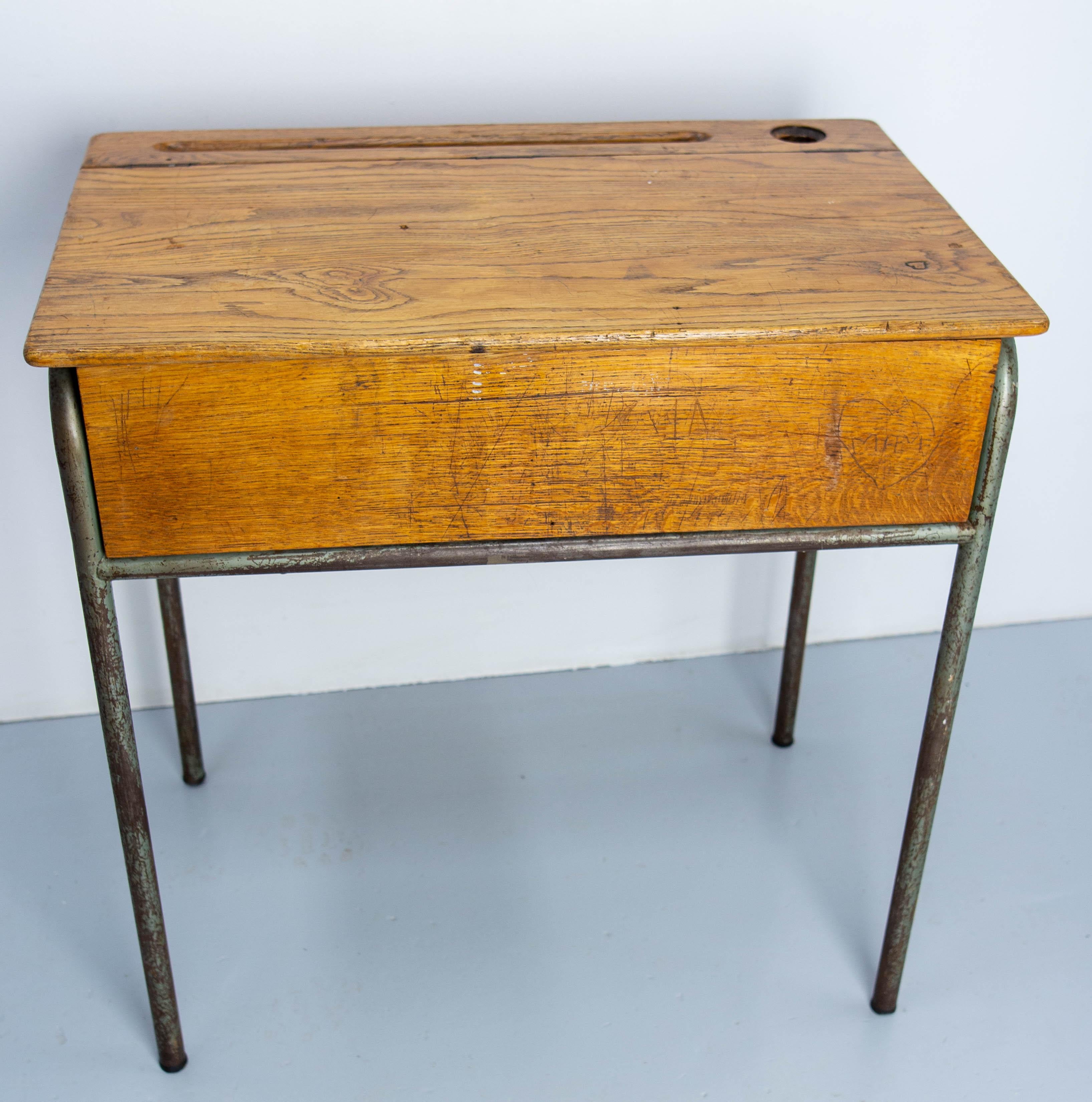 French slant top desk writing table for student, circa 1950.
Oak and iron pupitre 
Good vintage condition with nice patina.
Authentic condition with engraved marks made by the students during lessons!

Shipping:
48 / 77 / 75 cm 14.8 kg