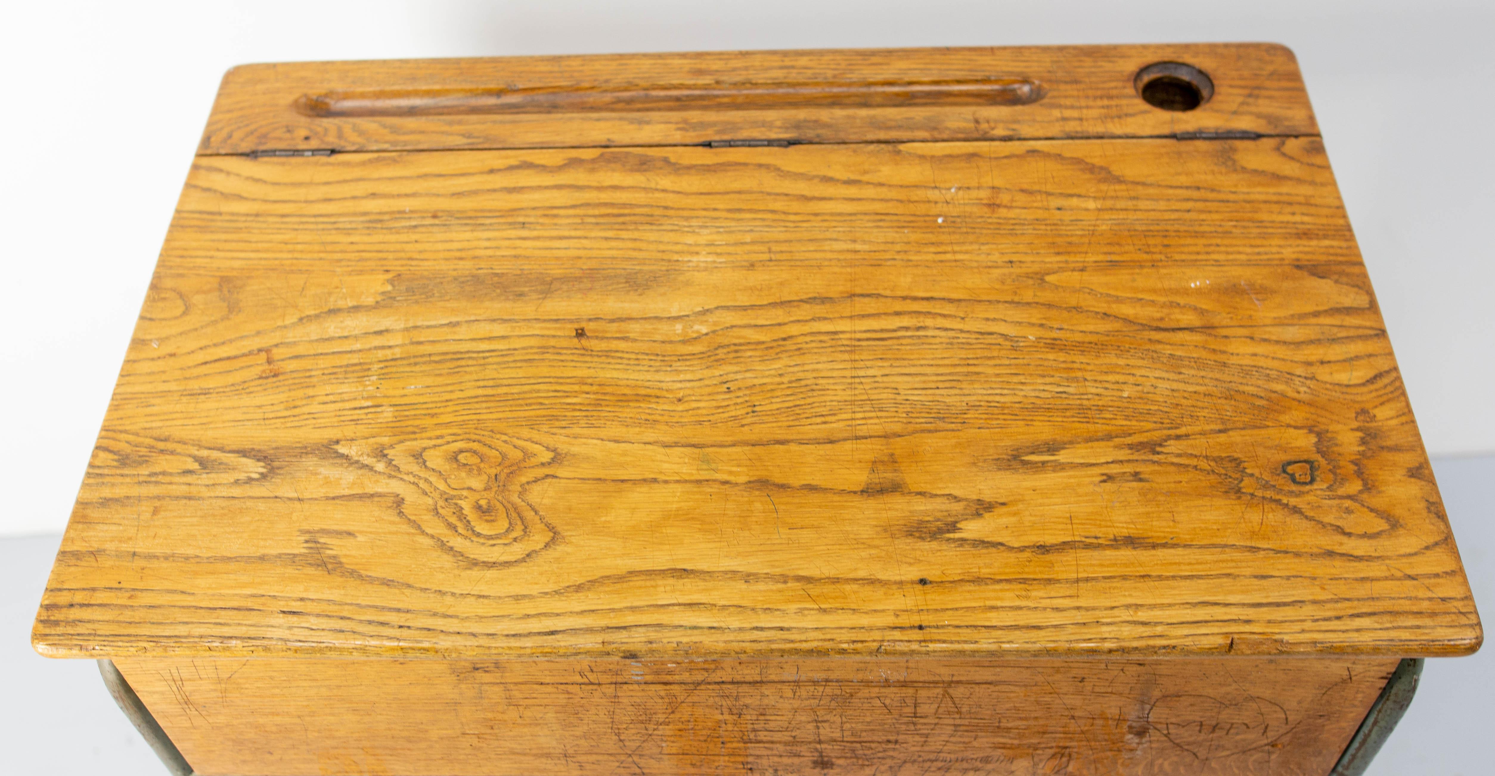 Student Oak & Iron Writing Table Slant Top Desk Frankreich, Mitte 20. im Zustand „Gut“ im Angebot in Labrit, Landes