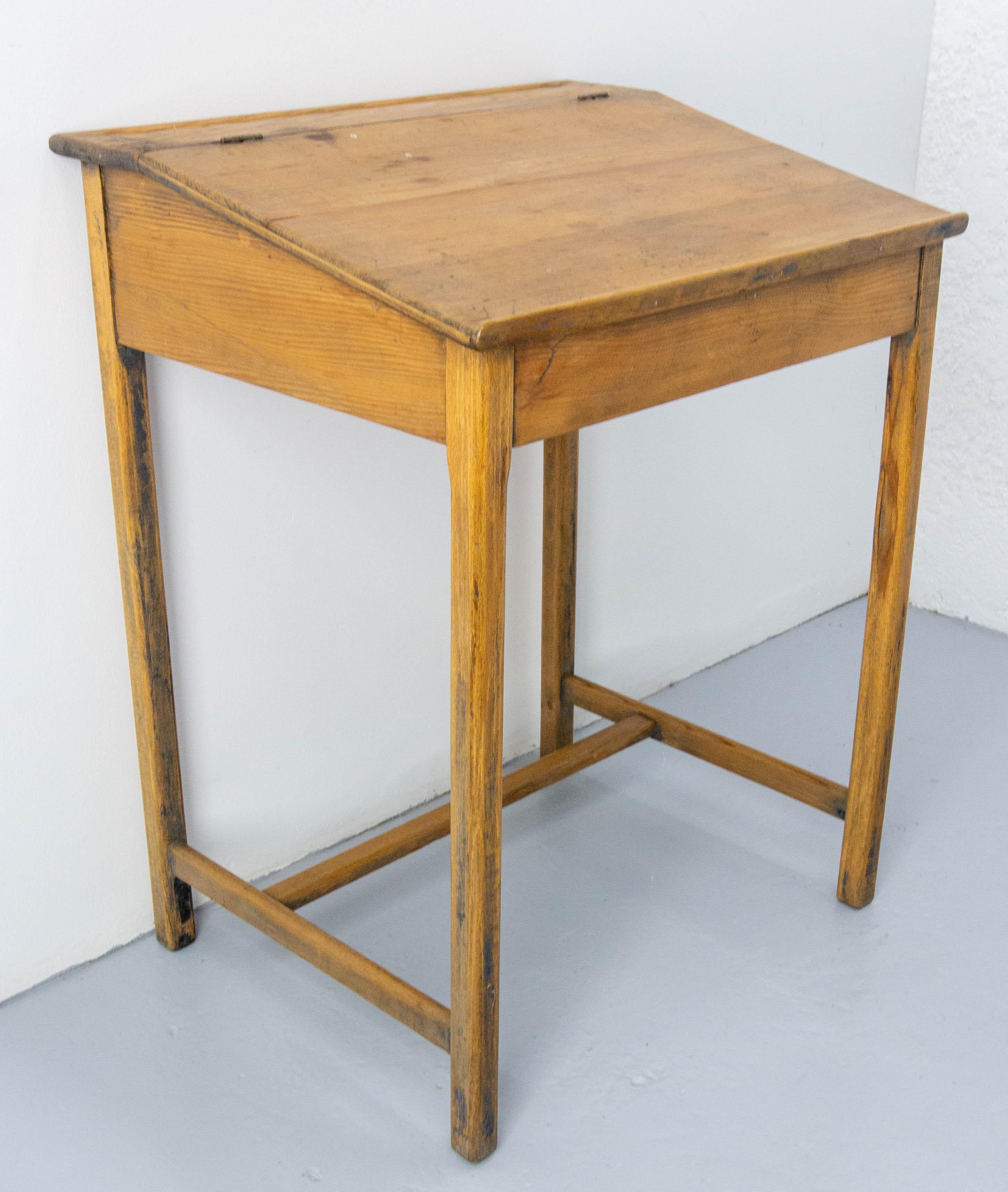French slant top desk writing table for student, circa 1950.
Pine pupitre 
Good antique condition with nice patina.
Authentic condition with engraved marks made by the students during lessons !

Shipping:
46 / 55 / 71 cm 5 kg