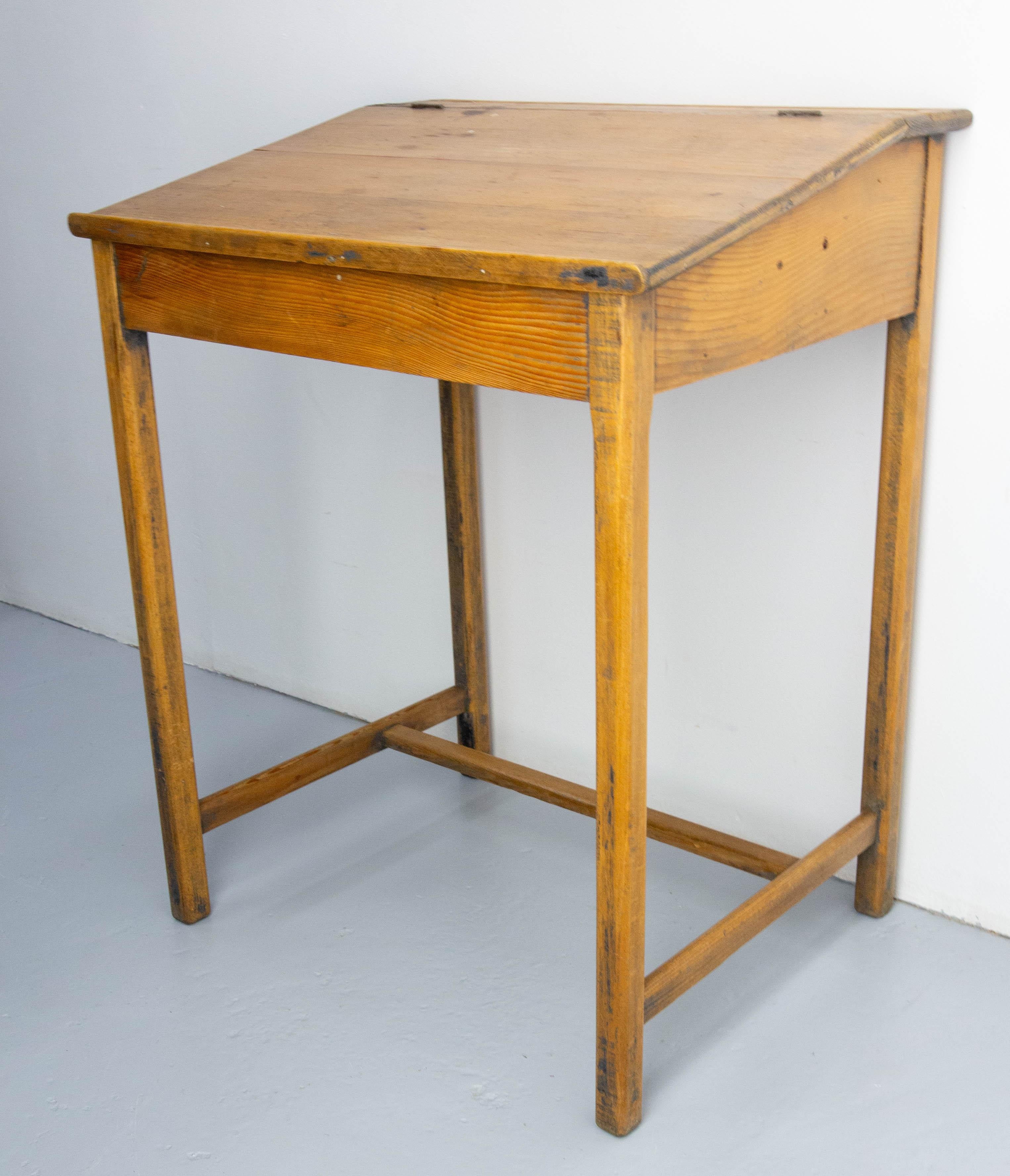 Student Pine Writing Table Slant Top Desk France, Early 20th C In Good Condition For Sale In Labrit, Landes