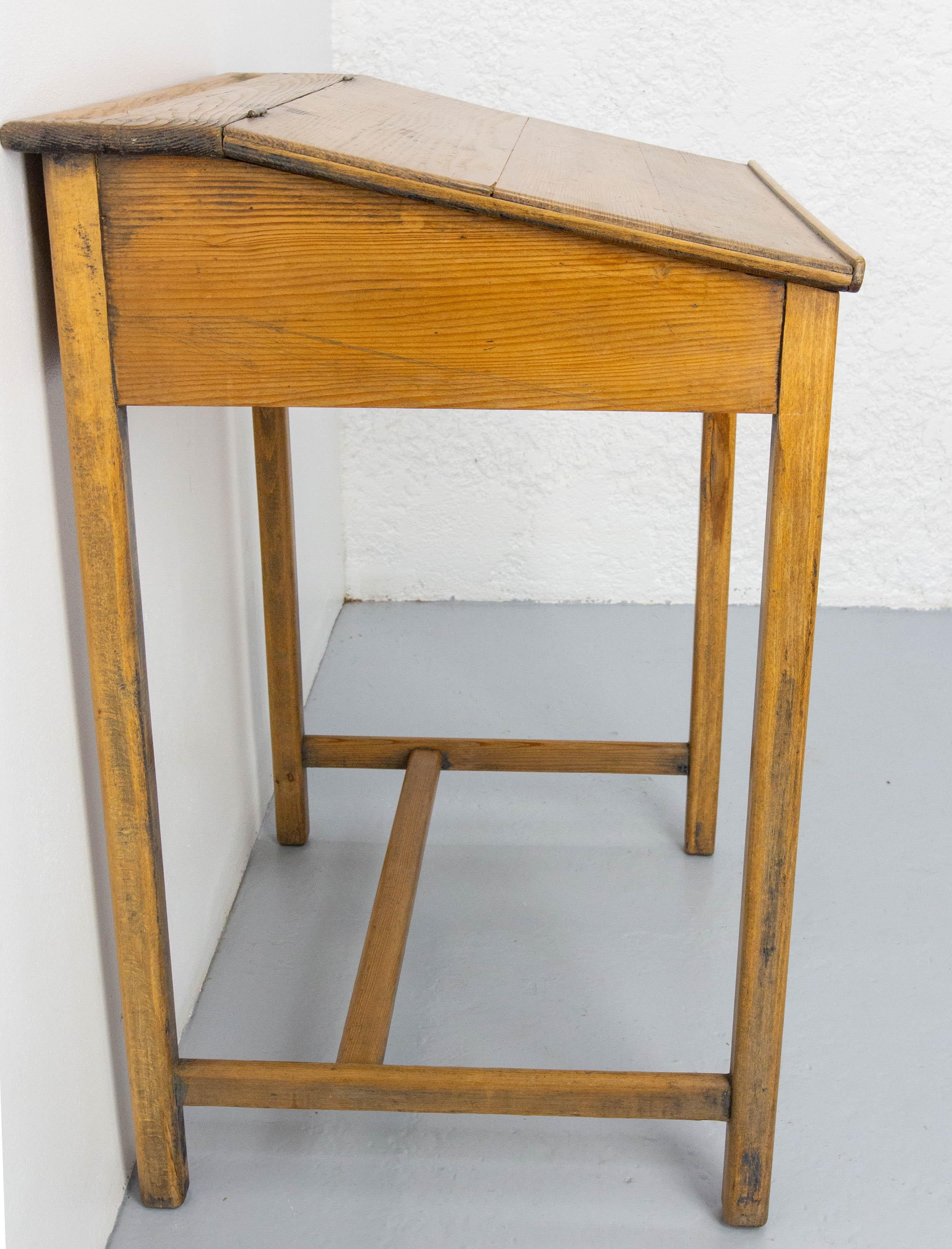 Student-Schreibtisch aus Kiefernholz mit schräger Platte, Frankreich, frühes 20. Jahrhundert im Zustand „Gut“ im Angebot in Labrit, Landes