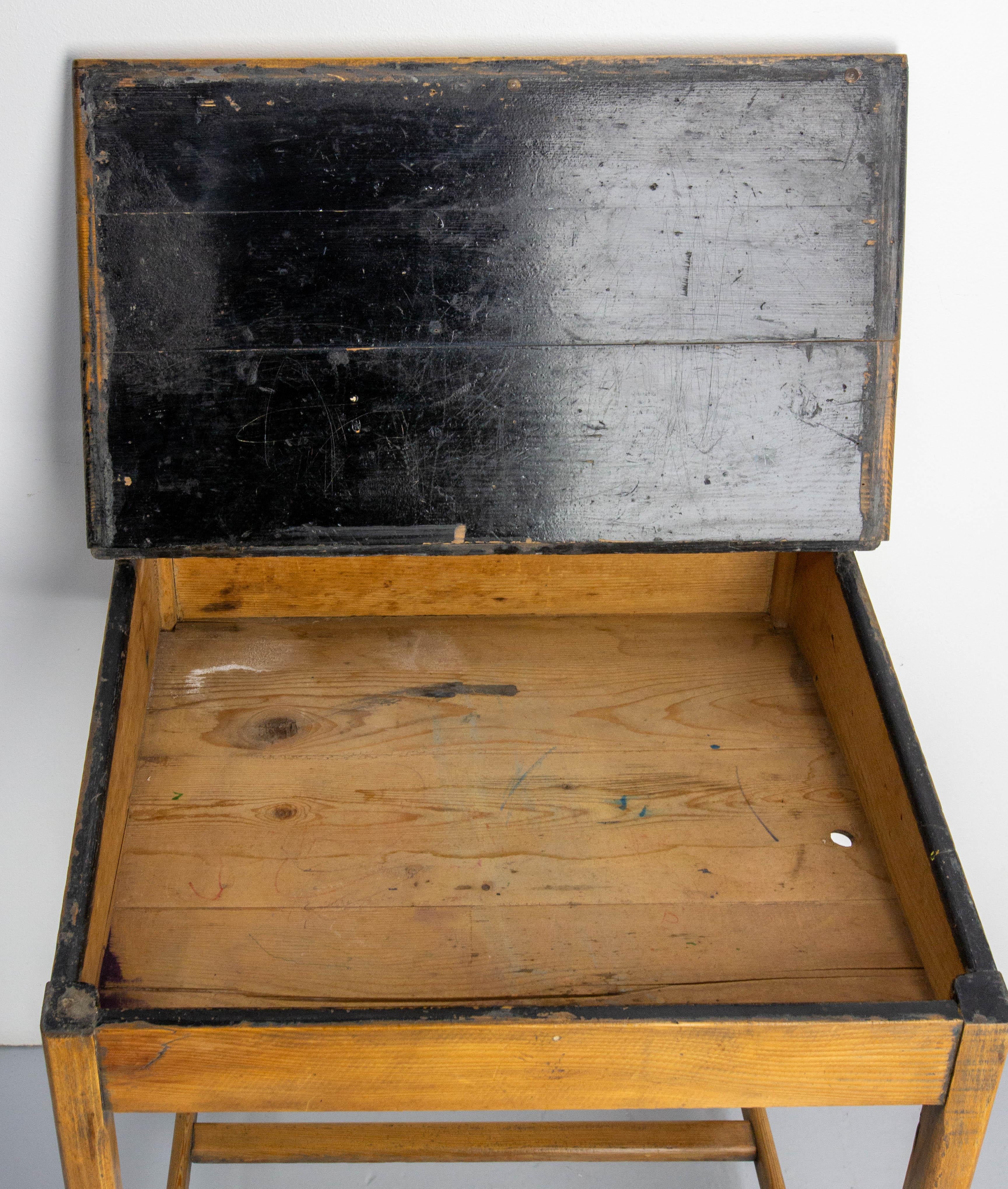 Student-Schreibtisch aus Kiefernholz mit schräger Platte, Frankreich, frühes 20. Jahrhundert im Angebot 2