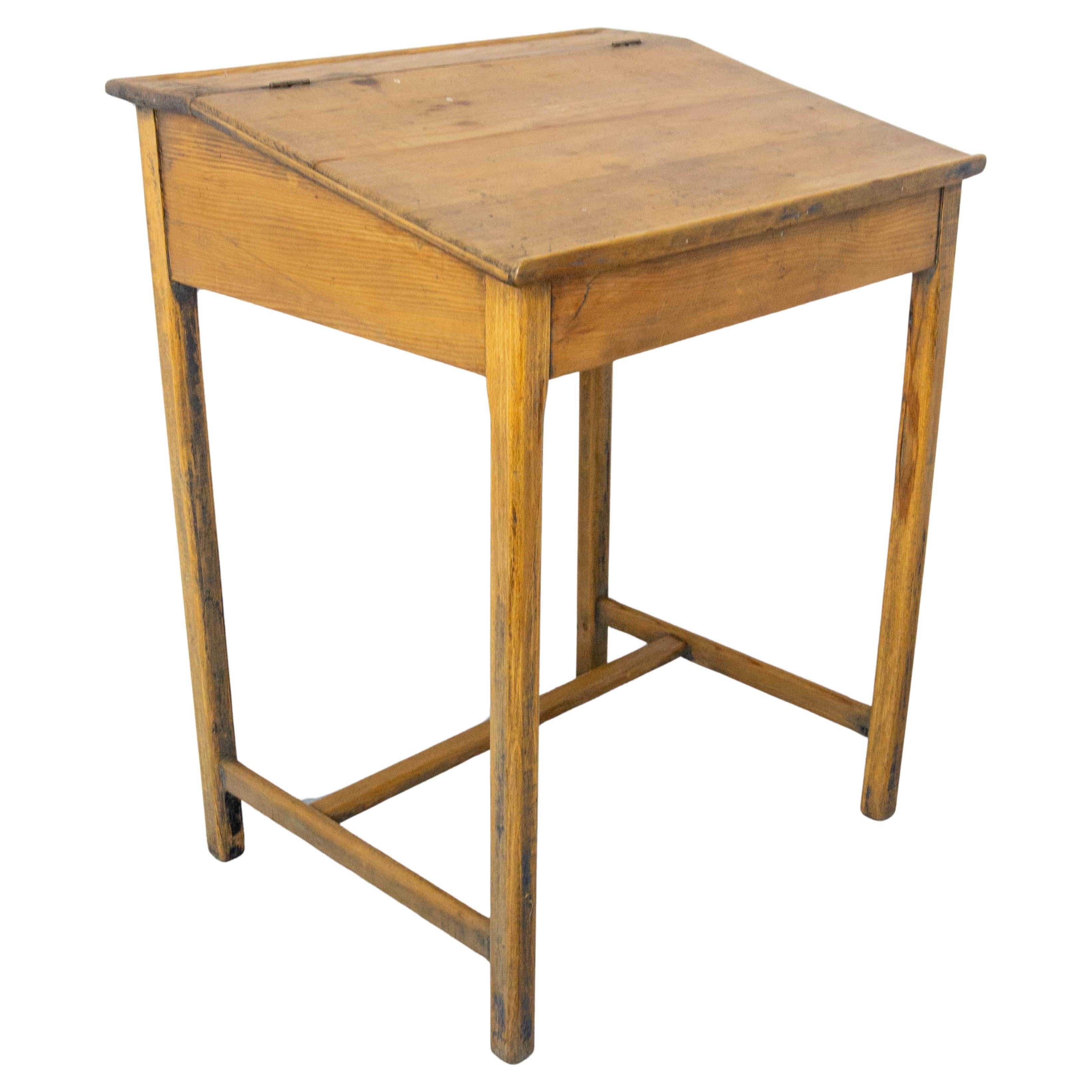 Student-Schreibtisch aus Kiefernholz mit schräger Platte, Frankreich, frühes 20. Jahrhundert