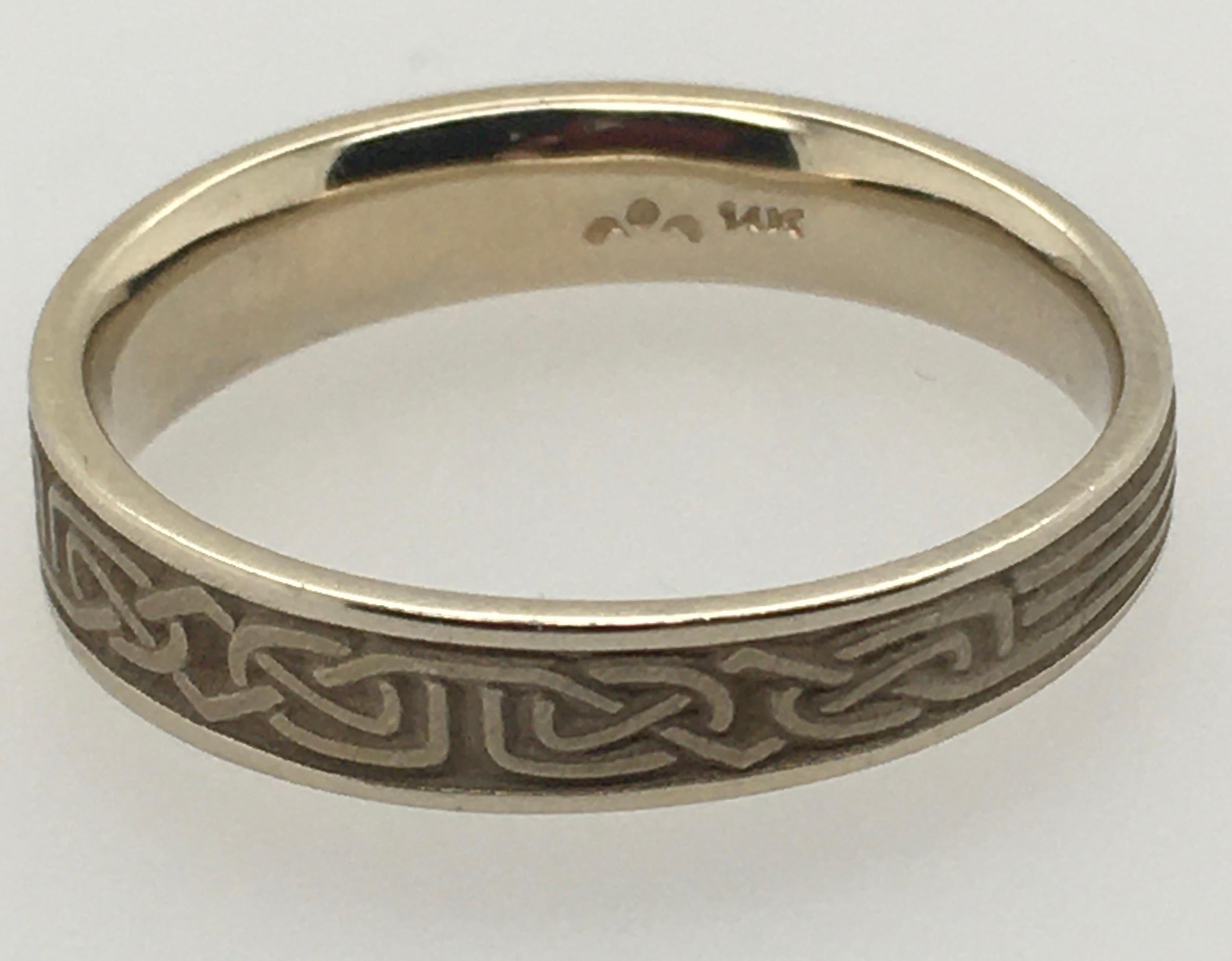 STUDIO 311 Extra Narrow Border Labyrinth White Gold Men's Wedding Band  In Excellent Condition For Sale In Kennebunkport, ME