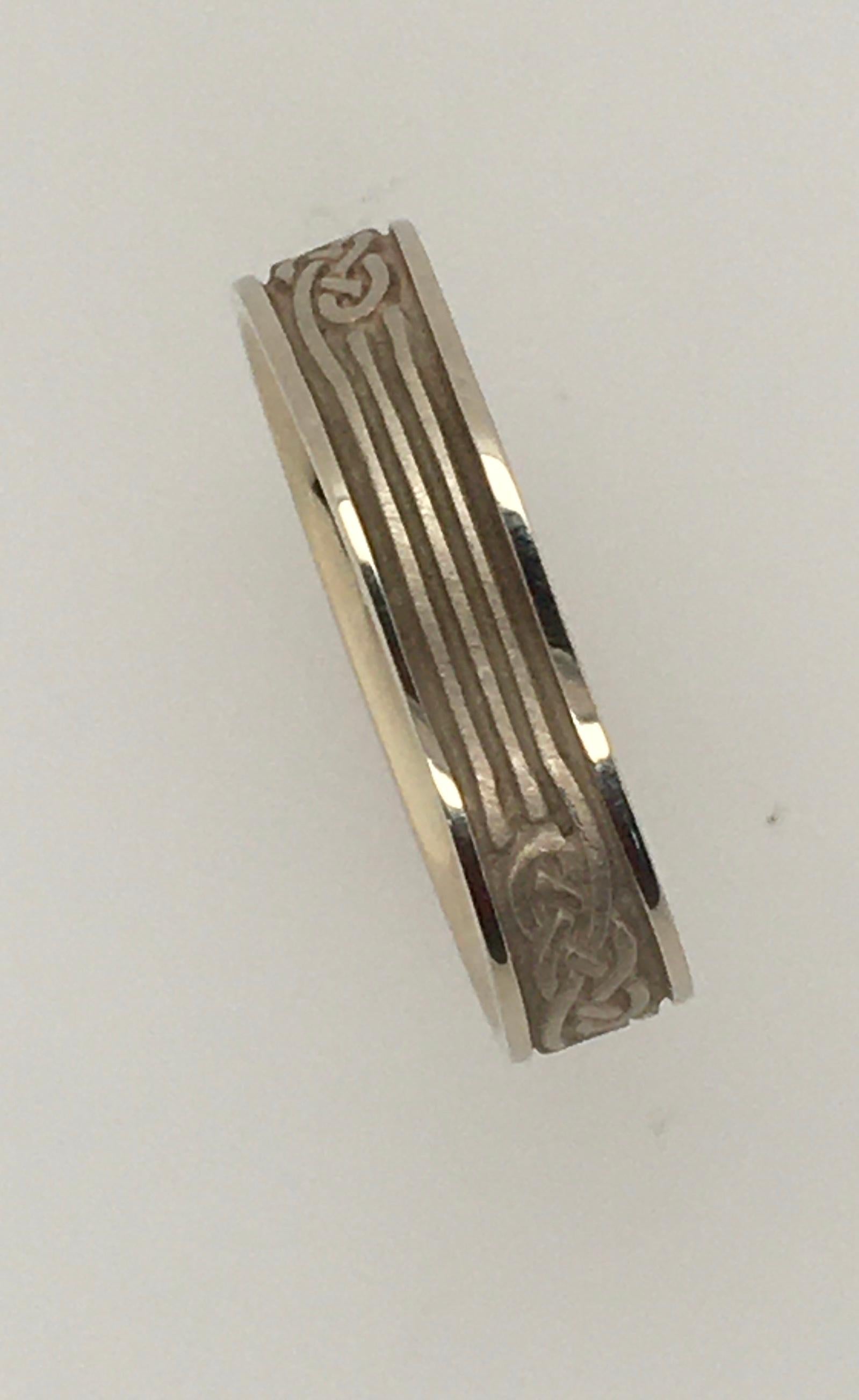 Studio A 311 Fascia da uomo media a nodo infinito in oro bianco 14k con bordi lucidi in vendita 4