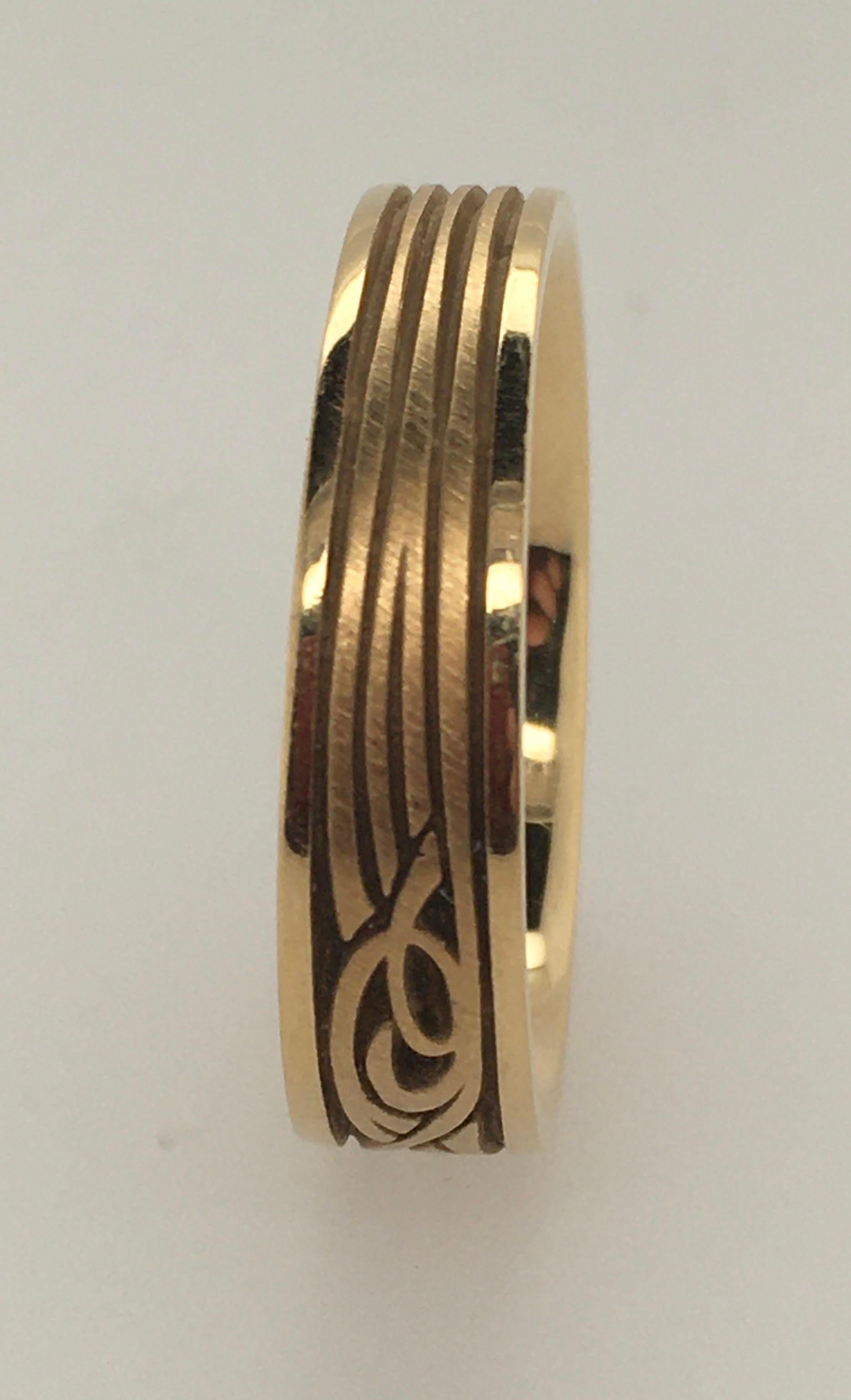 STUDIO 311 Narrow Papyrus Yellow Gold Men's Wedding Band In Excellent Condition For Sale In Kennebunkport, ME
