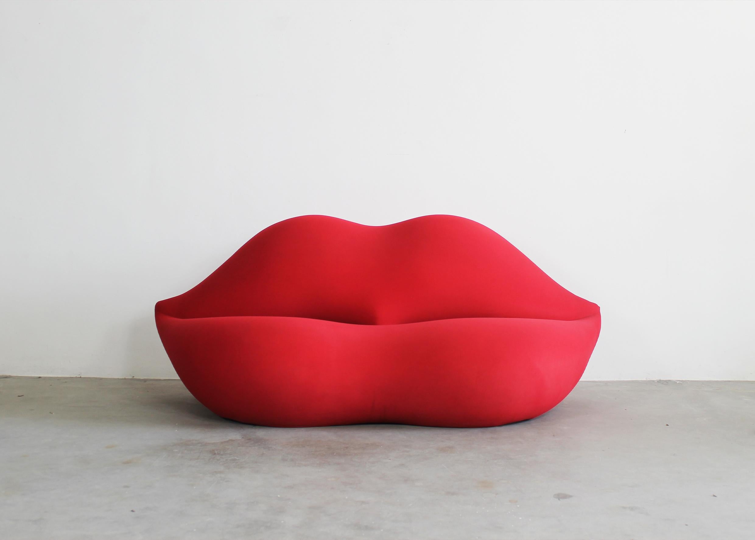 Bocca ou canapé Marilyn avec structure en mousse de polyuréthane expansé recouverte de tissu rouge, la housse est entièrement déhoussable.
Ce canapé a été conçu par Studio 65 et produit par Gufram dans les années 1970. 

Ce canapé iconique en forme