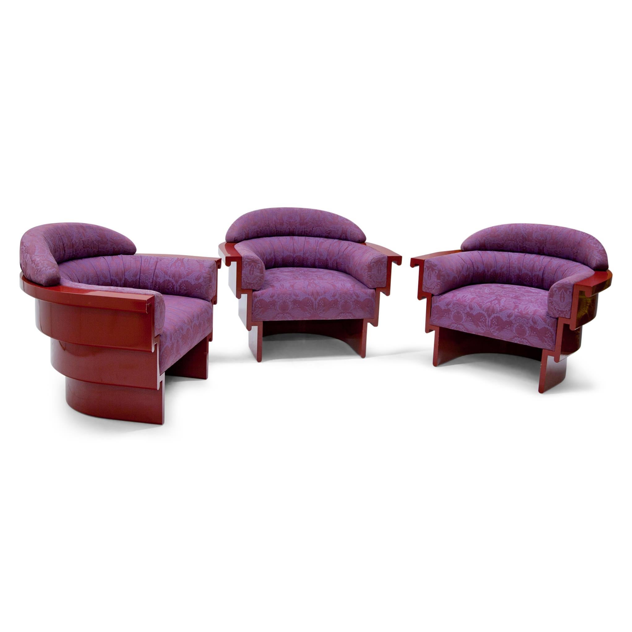 Set of 12 red-lacquered lounge chairs with cushioned seats and a stepped frame and a very large, red-lacquered coffee table with a round basin for plants in the middle as well as pullout shelfing units underneath the tabletop (Ø 240 cm). The table