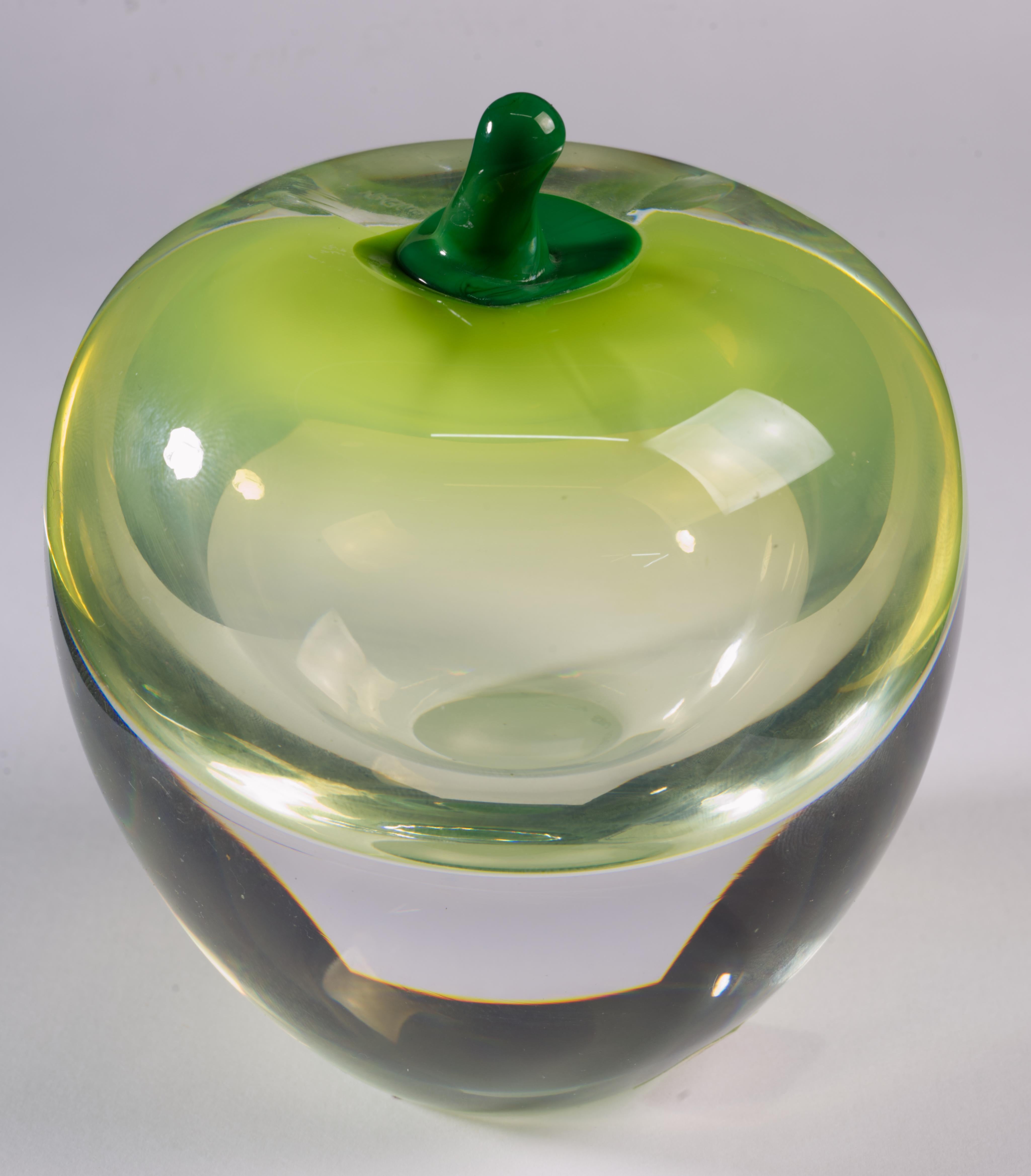  Die seltene Apfelskulptur oder der Briefbeschwerer von Studio Åhus wurde 1988 in Schweden in der aus Murano, Italien, stammenden Sommerso-Technik handgefertigt. Der Kern aus rauchig-hellgrünem Glas mit ombrierten Farbverläufen ist in das Innere der