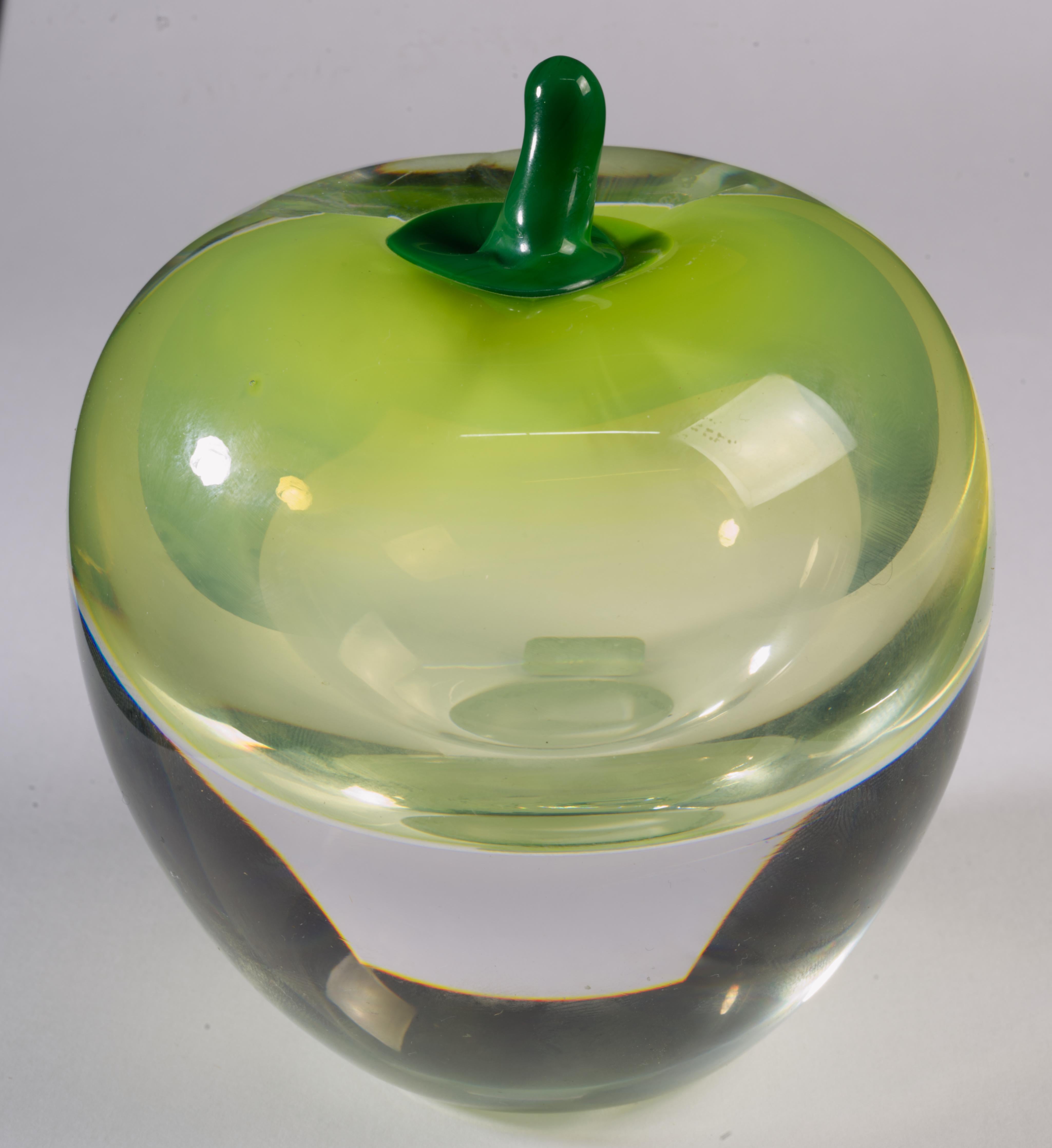 Studio Åhus Sommerso Art Glass Green Apple Hanne Dreutler Arthur Zirnsack Sweden In Good Condition For Sale In Clifton Springs, NY