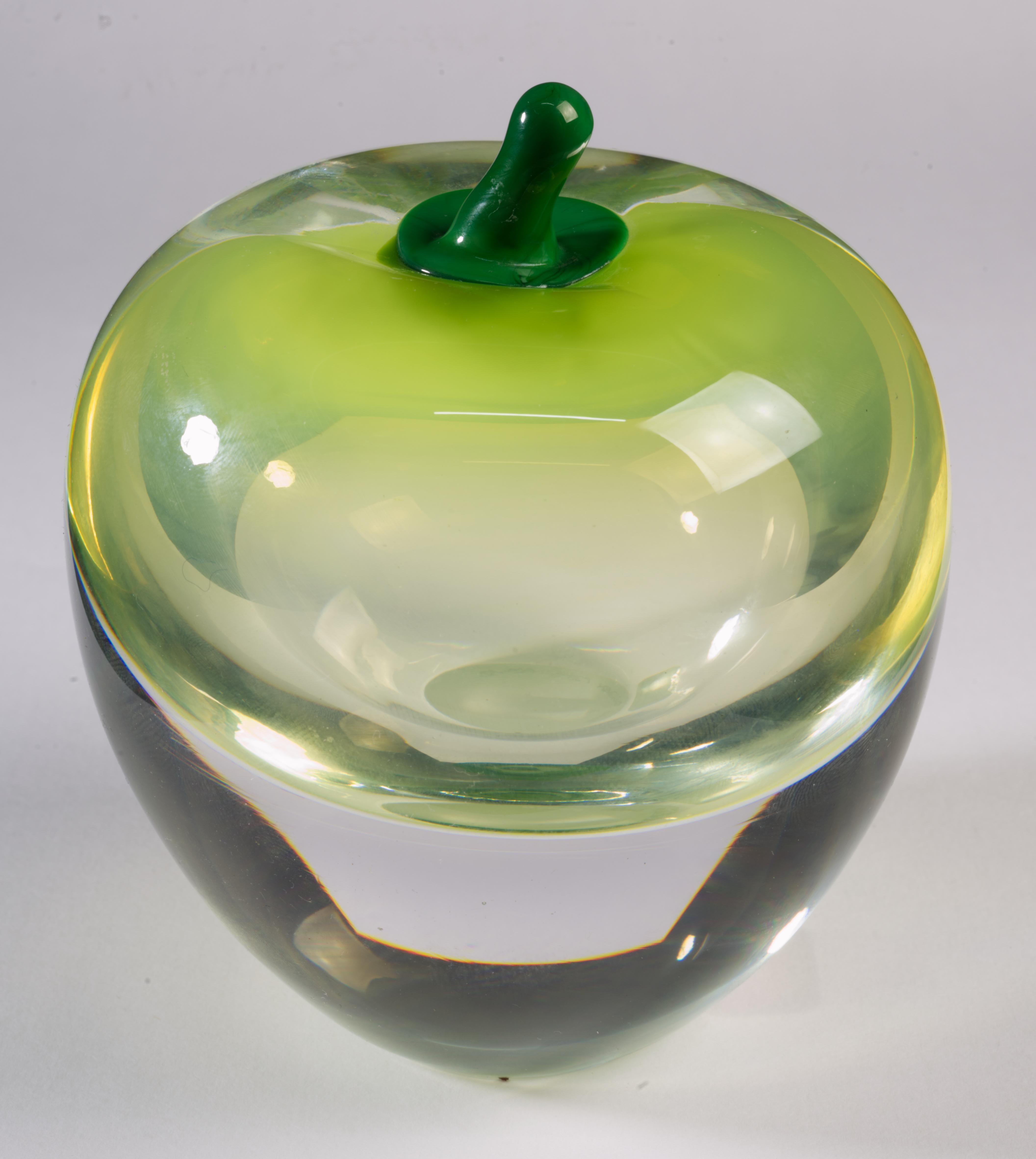 Verre d'art Studio Åhus Sommerso Art Glass Green Apple Hanne Dreutler and Arthur Zirnsack Sweden en vente